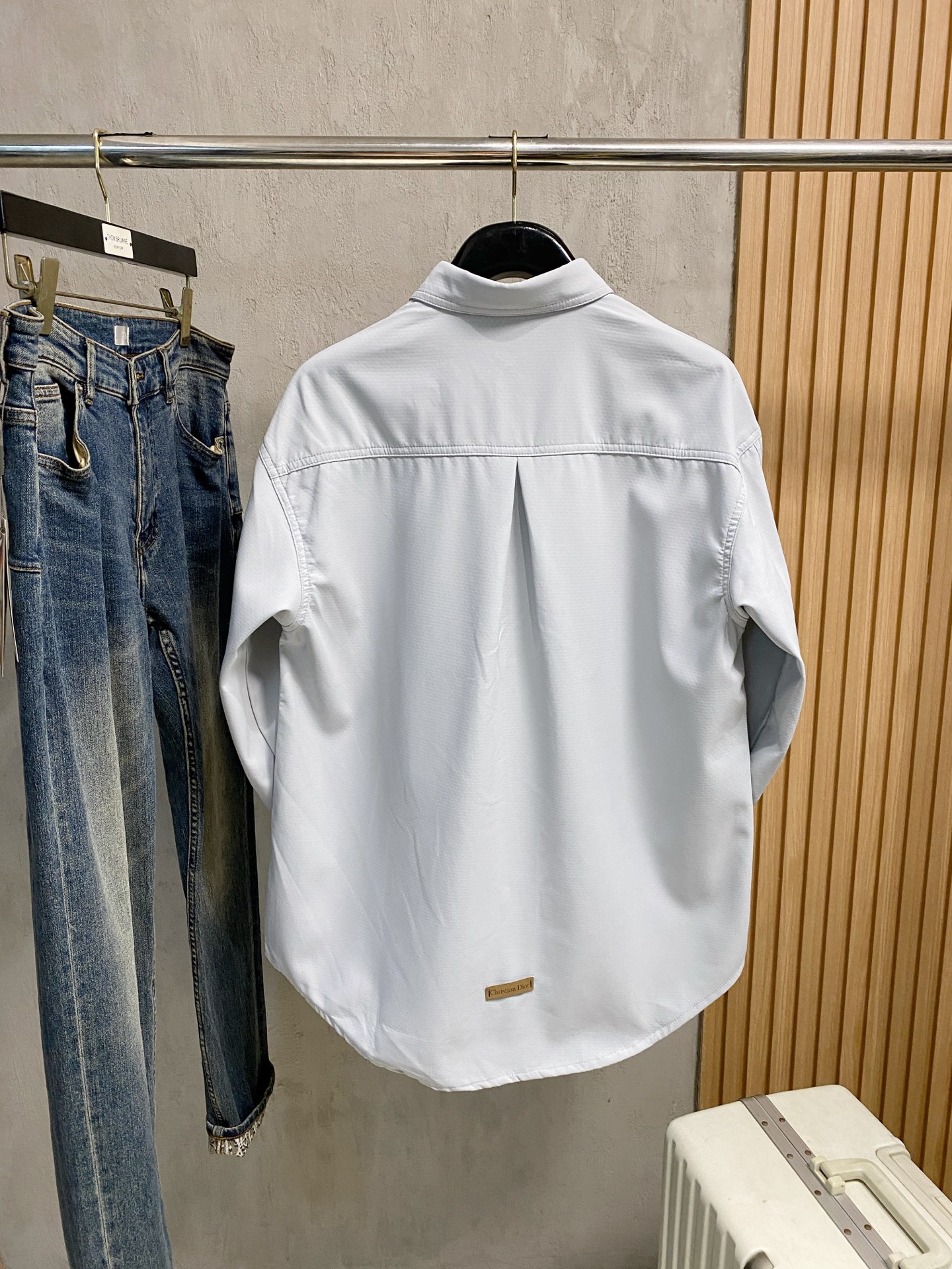 P迪奥25ss秋冬【新品】专柜最新品衬衫外套，复古气息促进时尚质感.采用正面纽扣设计 传统衣领 传统胸前
