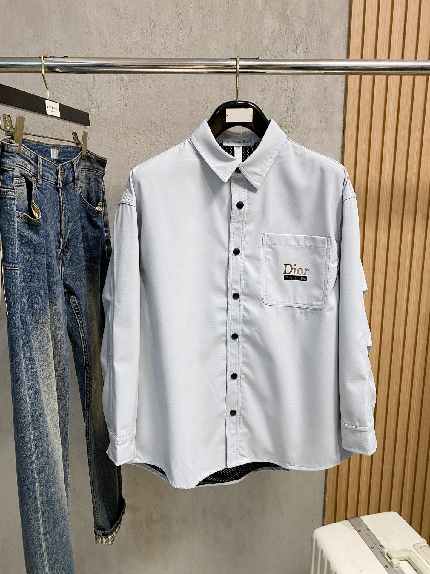 P迪奥25ss秋冬【新品】专柜最新品衬衫外套，复古气息促进时尚质感.采用正面纽扣设计 传统衣领 传统胸前