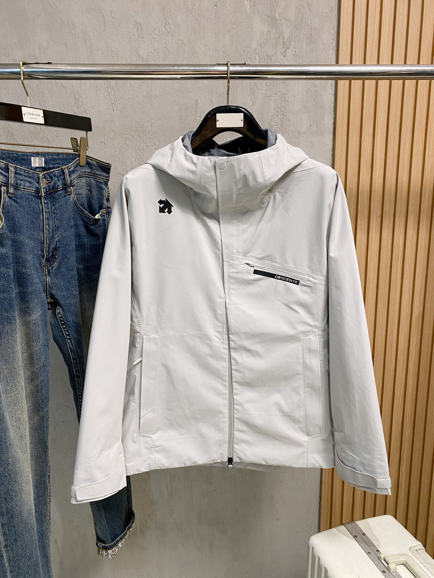 NO:540466,DiSant 25ss Early Autumn [New Product] Trench coat jacket popular, autumn and winter counter new casual and fashionable jacket!  Super avant-garde design style, delicate and comfortable, very light and not easy to wrinkle. Multiple craftsmanship The overall design is quite visual, the upper body is casual and stylish, with a certain degree of clarity, absolutely recommended to be at the most cutting-edge fashion temperament, a must-have for urban casualness. S-2xl,, jackets & coats, jackets & coats, alexander wang19860909迪桑特25ss早秋【新品】风衣夹克外套爆款 秋冬专柜新款休闲时尚夹克外套！超前卫设计风格 细腻舒适 穿着非常轻便不易起皱.多重重工艺 整体的设计颇具视觉感,上身休闲有型,有一定的挺括度,绝对走在时尚最尖端的气质感推荐,都市休闲必备.码数S-2xl,,jackets & coats,jackets & coats,alexander wang,Men's clothing