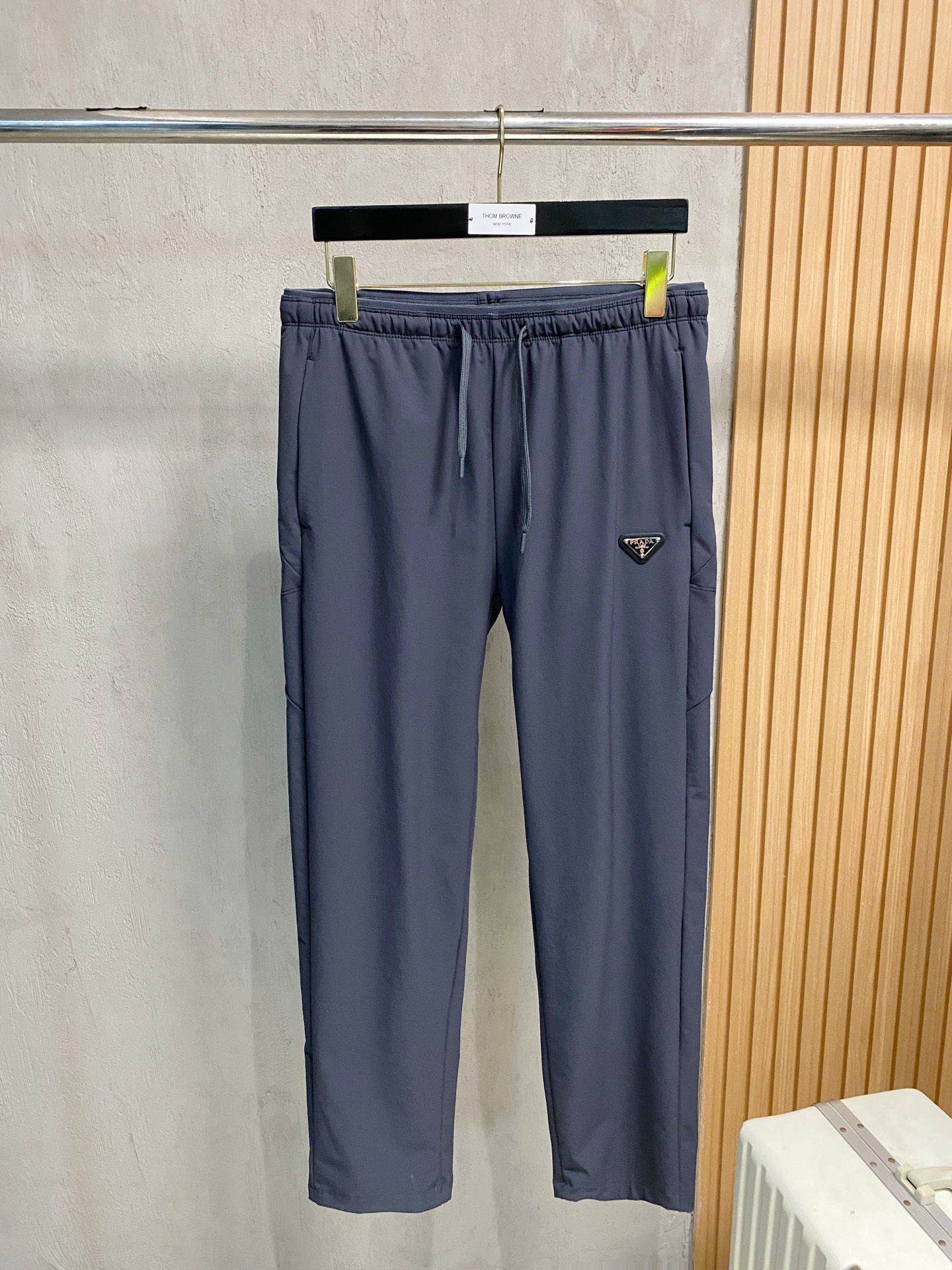 NO:540461,Prada Early Autumn 25ss [New Product] Casual Pants Gold Cards are reappearing, original customized high-quality fashionable casual pants. Super versatile style. Exclusive customized fabric, quite wide and stylish, close and comfortable. The latest hardware and accessories of the original custom counter. Super beautiful style, long legs on the upper body, impeccable inner and line-ups, can be attended at any occasion, and once again emphasize that the fabric is very, very classy! Code number L-4XL, prada,alexander wang19860909普拉达早秋25ss【新品】休闲裤金典再次出现,原单订制高品质时尚休闲裤.超级百搭款.独家定制面料,挺阔有型,贴身舒适.原版定制专柜最新五金辅料.超靓版型、上身显腿修长,內里,走线都无可挑剔,任何场合都可出席,再次强调面料非常非常显档次！码数 L-4XL,,prada,alexander wang,Men's clothing
