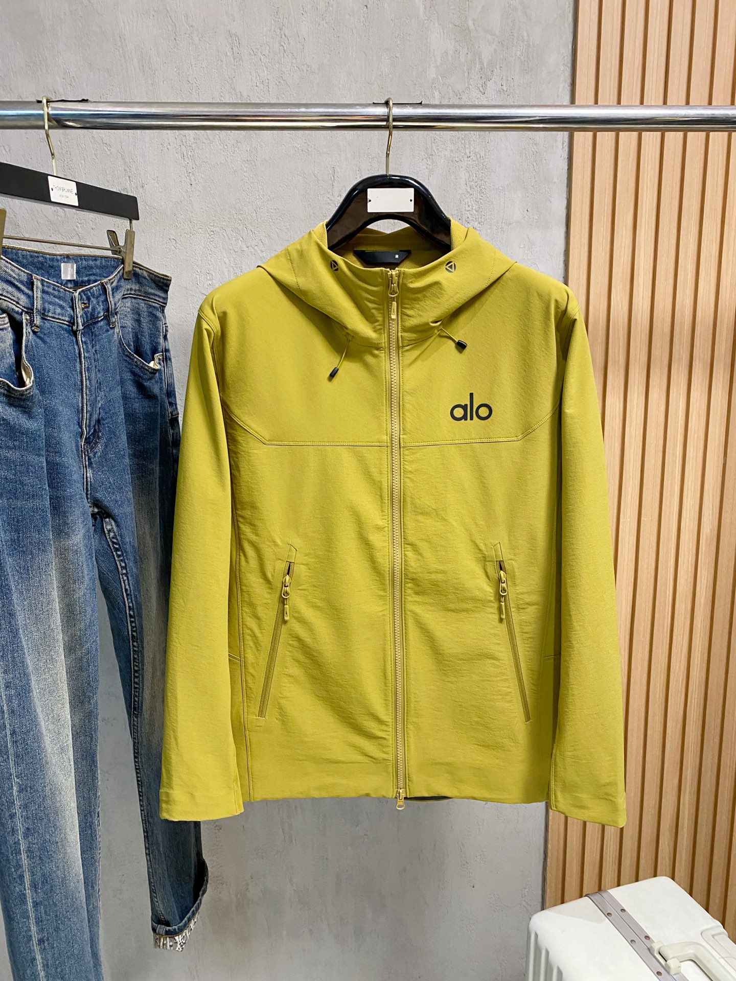 NO:540474,alo 25ss early autumn [new product] windbreaker jacket jacket popular, autumn and winter counter new casual and fashionable jacket jacket!  Super avant-garde design style, delicate and comfortable, very light and not easy to wrinkle. Multiple craftsmanship The overall design is quite visual, the upper body is casual and stylish, with a certain degree of clarity, absolutely recommended to be at the most cutting-edge fashion temperament, a must-have for urban casualness. S-2xl,, jackets & coats, jackets & coats, alexander wang19860909alo 25ss早秋【新品】风衣夹克外套爆款 秋冬专柜新款休闲时尚夹克外套！超前卫设计风格 细腻舒适 穿着非常轻便不易起皱.多重重工艺 整体的设计颇具视觉感,上身休闲有型,有一定的挺括度,绝对走在时尚最尖端的气质感推荐,都市休闲必备.码数S-2xl,,jackets & coats,jackets & coats,alexander wang,Men's clothing