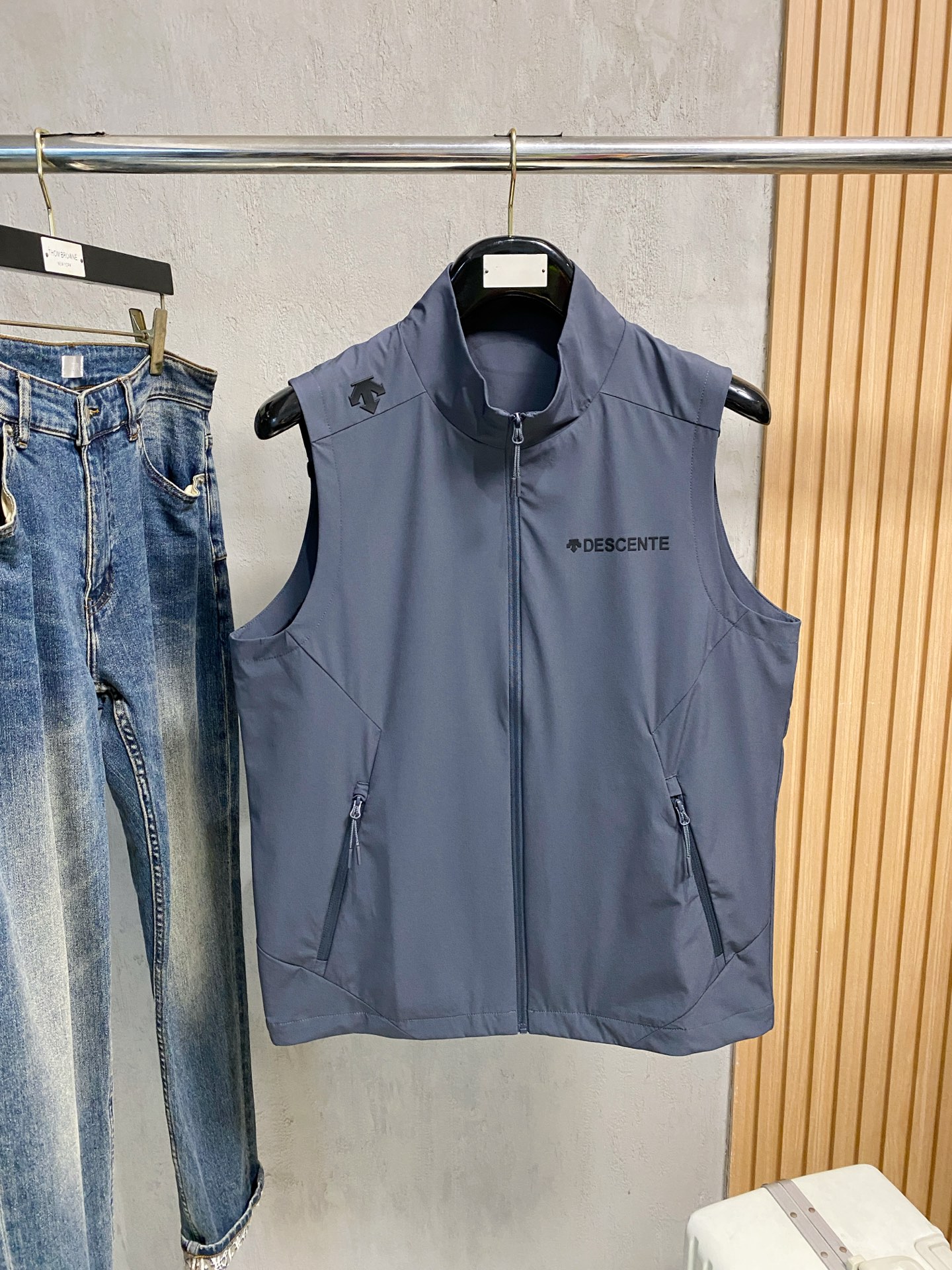 NO:540462,DiSant 25ss Early Autumn [New Product] Trench coat jacket vest popular, new casual and fashionable jacket in autumn and winter counter!  Super avant-garde design style, delicate and comfortable, very light and not easy to wrinkle. Multiple craftsmanship The overall design is quite visual, the upper body is casual and stylish, with a certain degree of clarity, absolutely recommended to be at the most cutting-edge fashion temperament, a must-have for urban casualness. The number of codes L-4Xl,, jackets & coats, jackets & coats, alexander wang19860909迪桑特25ss早秋【新品】风衣夹克马甲爆款 秋冬专柜新款休闲时尚夹克外套！超前卫设计风格 细腻舒适 穿着非常轻便不易起皱.多重重工艺 整体的设计颇具视觉感,上身休闲有型,有一定的挺括度,绝对走在时尚最尖端的气质感推荐,都市休闲必备.码数L-4Xl,,jackets & coats,jackets & coats,alexander wang,Men's clothing