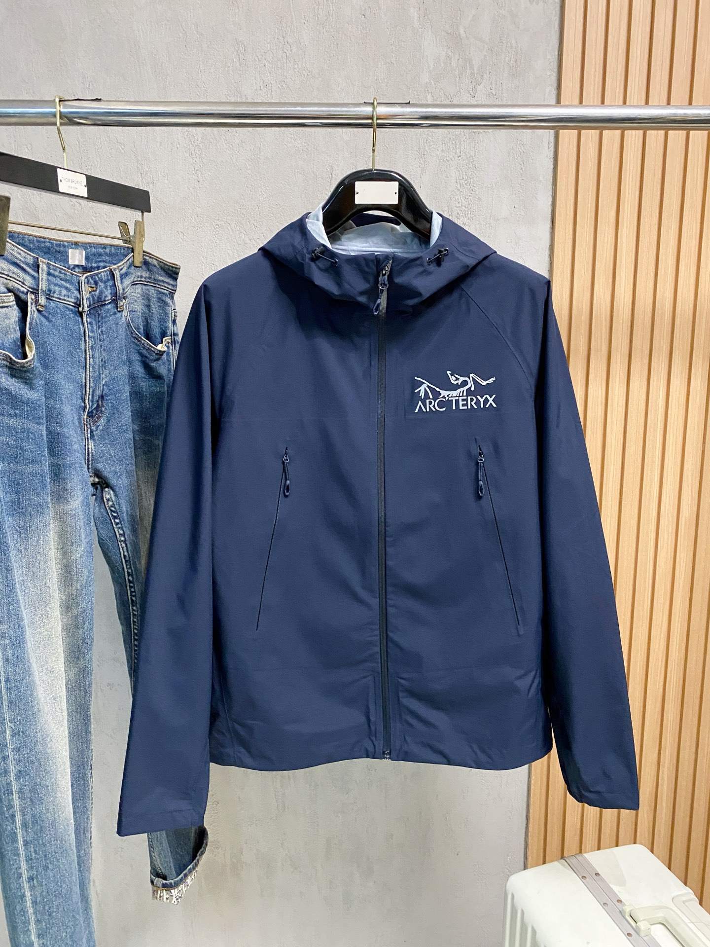 NO:540468,Archaeoptera Bird 25ss Early Autumn [New Product] Trench coat jacket popular, autumn and winter counter new casual and fashionable jacket!  Super avant-garde design style, delicate and comfortable, very light and not easy to wrinkle. Multiple craftsmanship The overall design is quite visual, the upper body is casual and stylish, with a certain degree of clarity, absolutely recommended to be at the most cutting-edge fashion temperament, a must-have for urban casualness. S-2xl, arc'teryx, jackets & coats, jackets & coats, alexander wang19860909始祖鸟25ss早秋【新品】风衣夹克外套爆款 秋冬专柜新款休闲时尚夹克外套！超前卫设计风格 细腻舒适 穿着非常轻便不易起皱.多重重工艺 整体的设计颇具视觉感,上身休闲有型,有一定的挺括度,绝对走在时尚最尖端的气质感推荐,都市休闲必备.码数S-2xl,arc'teryx,jackets & coats,jackets & coats,alexander wang,Men's clothing