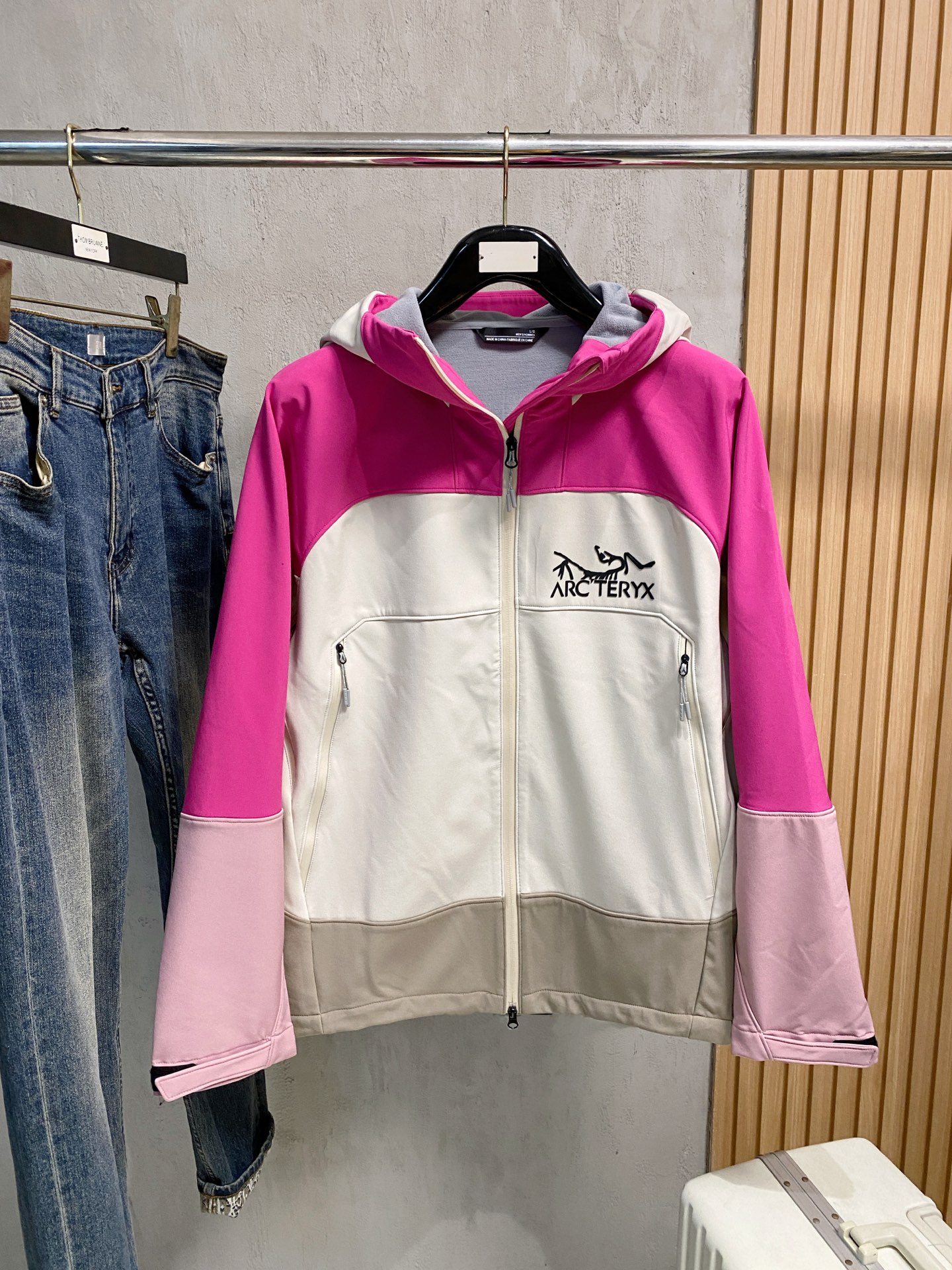 NO:540472,Archaeoptera Bird 25ss Early Autumn [New Product] Trench coat jacket popular, autumn and winter counter new casual and fashionable jacket!  Super avant-garde design style, delicate and comfortable, very light and not easy to wrinkle. Multiple craftsmanship The overall design is quite visual, the upper body is casual and stylish, with a certain degree of clarity, absolutely recommended to be at the most cutting-edge fashion temperament, a must-have for urban casualness. S-2xl, arc'teryx, jackets & coats, jackets & coats, alexander wang19860909始祖鸟25ss早秋【新品】风衣夹克外套爆款 秋冬专柜新款休闲时尚夹克外套！超前卫设计风格 细腻舒适 穿着非常轻便不易起皱.多重重工艺 整体的设计颇具视觉感,上身休闲有型,有一定的挺括度,绝对走在时尚最尖端的气质感推荐,都市休闲必备.码数S-2xl,arc'teryx,jackets & coats,jackets & coats,alexander wang,Men's clothing