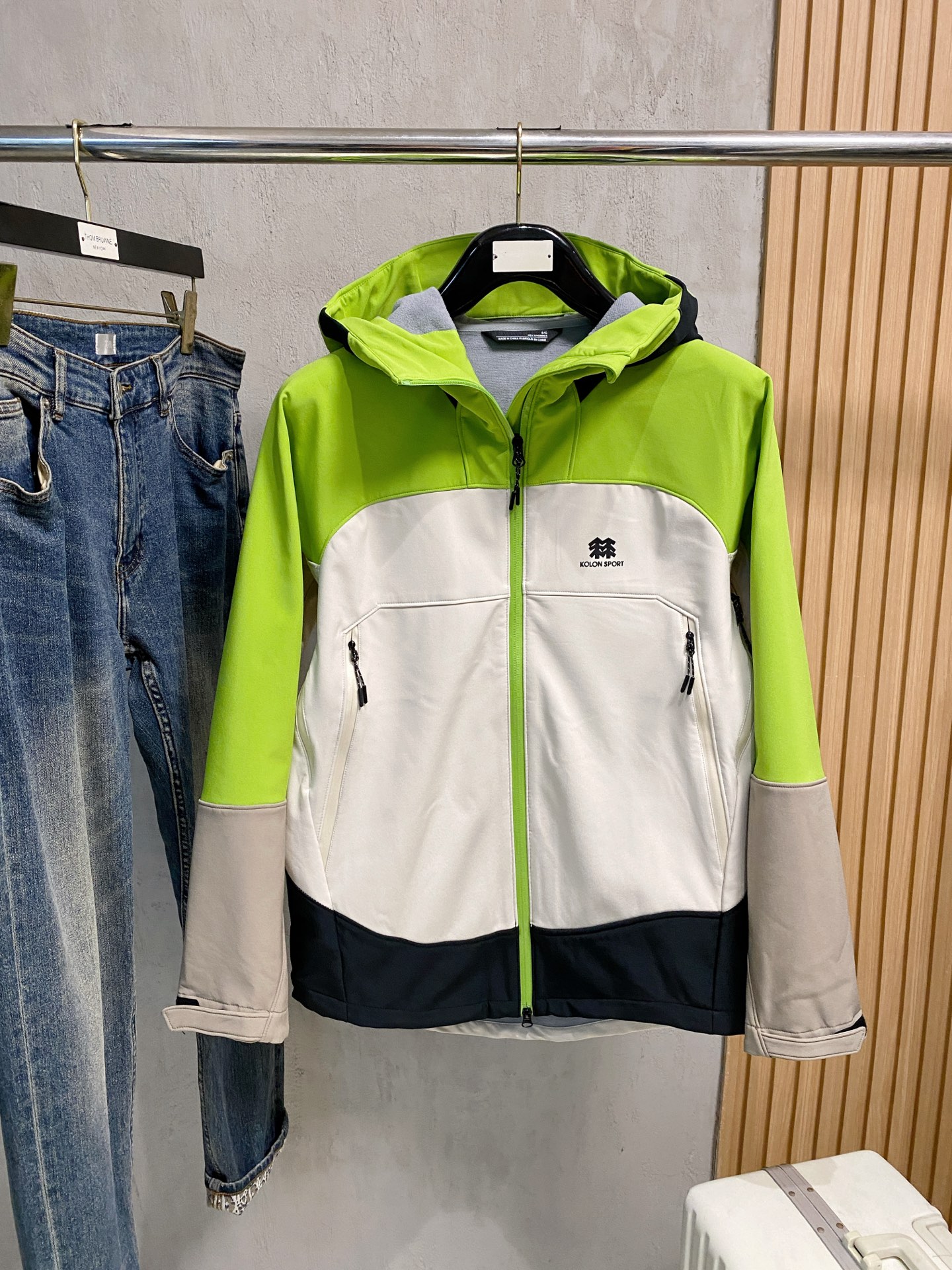 NO:540470,Kelong 25ss early autumn [new product] windbreaker jacket jacket popular, autumn and winter counter new casual and fashionable jacket jacket!  Super avant-garde design style, delicate and comfortable, very light and not easy to wrinkle. Multiple craftsmanship The overall design is quite visual, the upper body is casual and stylish, with a certain degree of clarity, absolutely recommended to be at the most cutting-edge fashion temperament, a must-have for urban casualness. S-2xl,, jackets & coats, jackets & coats, alexander wang19860909可隆25ss早秋【新品】风衣夹克外套爆款 秋冬专柜新款休闲时尚夹克外套！超前卫设计风格 细腻舒适 穿着非常轻便不易起皱.多重重工艺 整体的设计颇具视觉感,上身休闲有型,有一定的挺括度,绝对走在时尚最尖端的气质感推荐,都市休闲必备.码数S-2xl,,jackets & coats,jackets & coats,alexander wang,Men's clothing