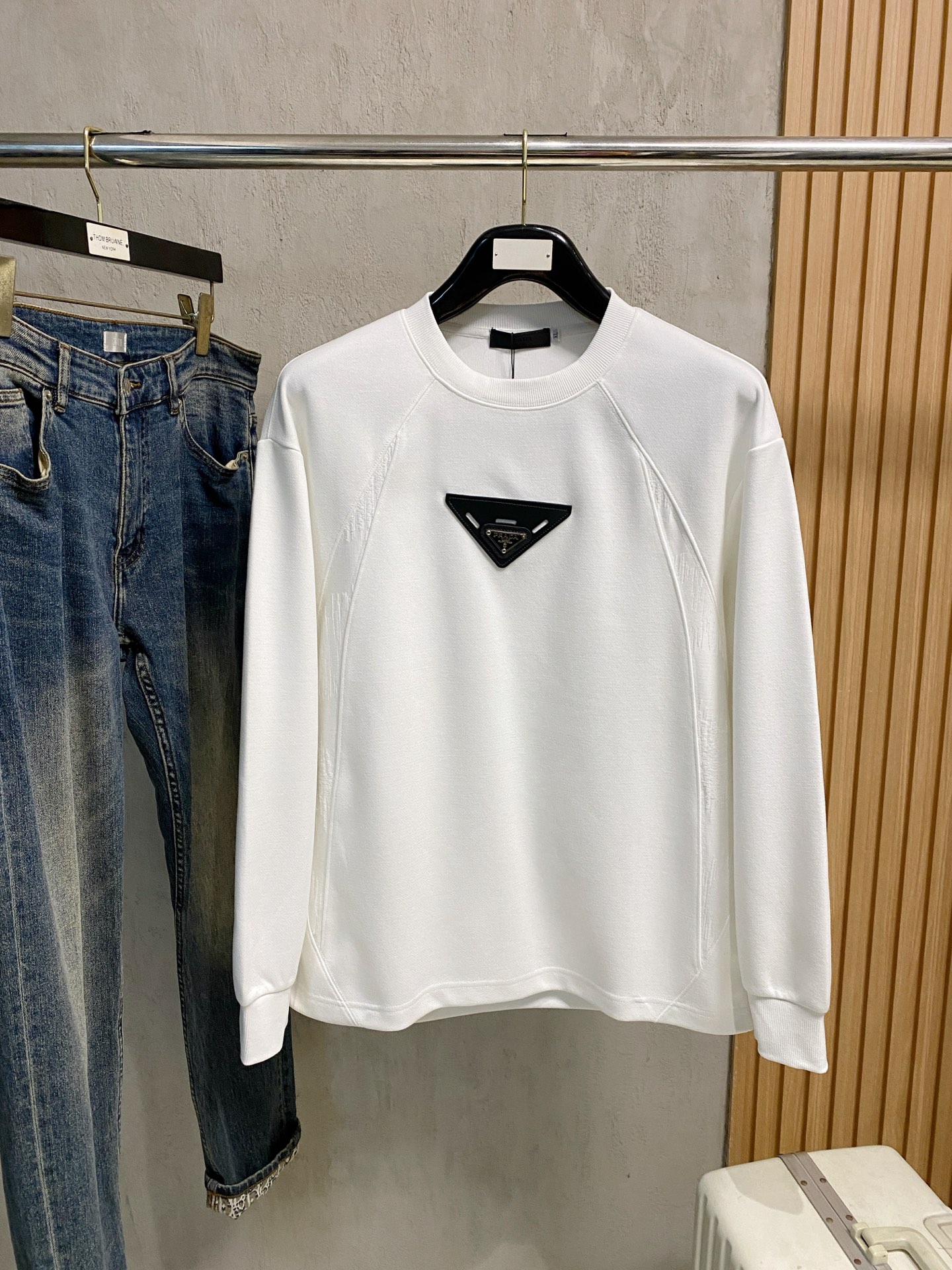 NO:703386,Prada 25SS [New Product] The latest and top version of exquisite craftsmanship round-neck sweatshirt, top quality counter original pullover, top quality imported fabrics, counter quality heavy embroidery design, imported high-end custom fabrics, imported silk threads with first-class feel!  The same styles for men and women are on sale on the official website!  Three complete standards, size M-3XL, prada, hoodie, sweatshirts,19860909普拉达25SS【新品】最新最顶级版本精美工艺圆领卫衣,最顶级的品质专柜原单套头衫,顶级制作工艺进口面料,专柜品质重工刺绣设计,采用进口高端订制面料,进口丝线手感一流！男女同款官网在售！三标齐全 码数M-3XL,,prada,hoodie,sweatshirts,,Men's clothing