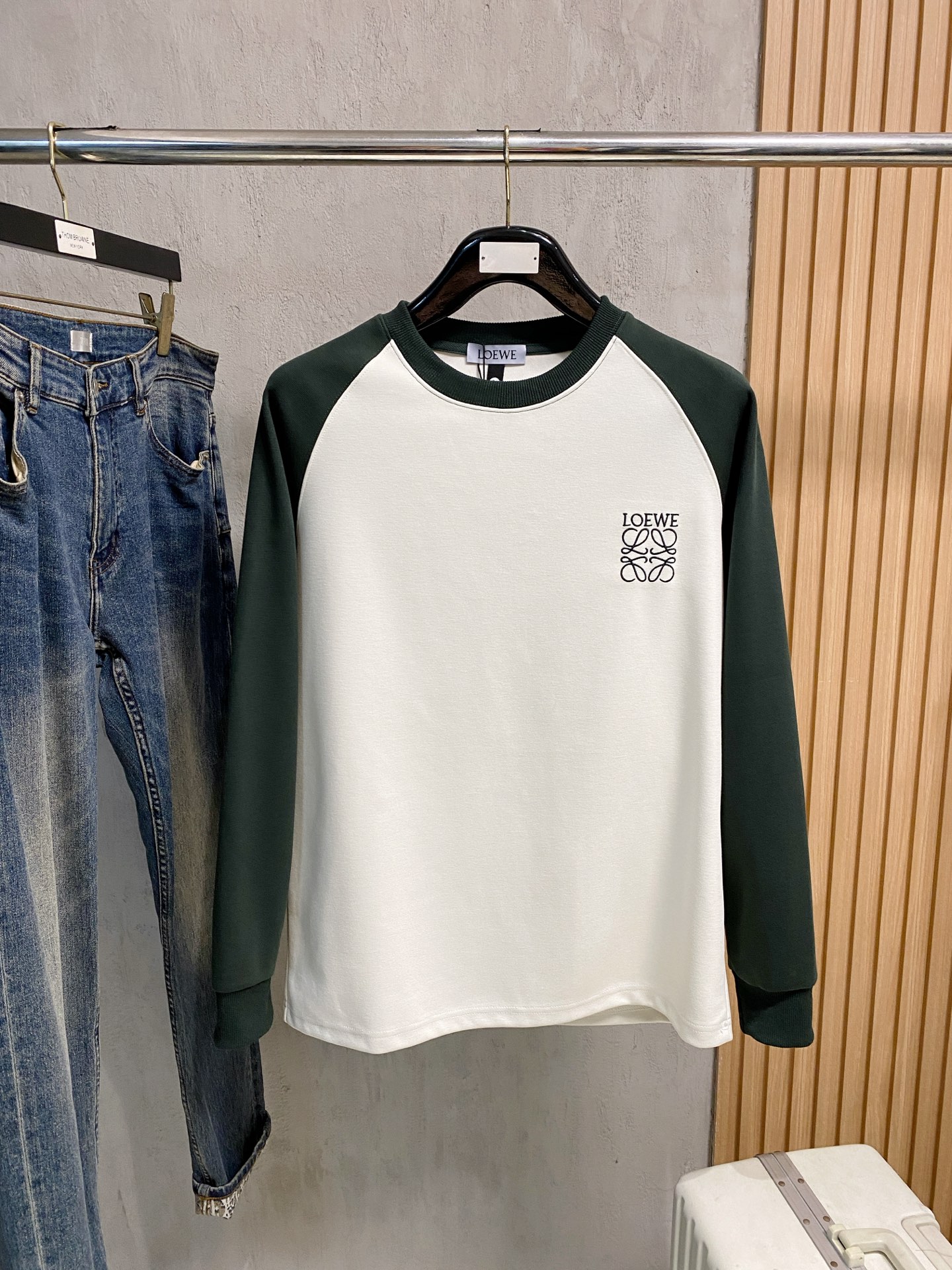 NO:703385,Loewe 25SS [New Product] The latest and top version of exquisitely crafted round-neck sweatshirt, top quality counter original pullover, top quality imported fabrics, counter quality heavy embroidery design, imported high-end custom fabrics, imported silk threads with first-class feel!  The same styles for men and women are on sale on the official website!  Three complete standards, size M-3XL, loewe, hoodie, sweatshirts,19860909罗意威25SS【新品】最新最顶级版本精美工艺圆领卫衣,最顶级的品质专柜原单套头衫,顶级制作工艺进口面料,专柜品质重工刺绣设计,采用进口高端订制面料,进口丝线手感一流！男女同款官网在售！三标齐全 码数M-3XL,,loewe,hoodie,sweatshirts,,Men's clothing