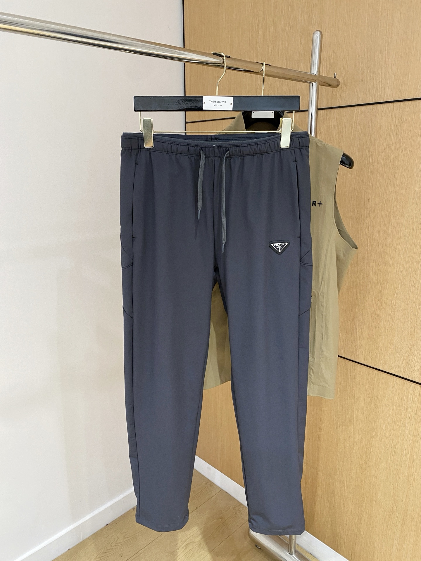 NO:532154,Prada Early Autumn 25ss [New Product] Casual Pants Gold Cards are reappearing, original customized high-quality fashionable casual pants. Super versatile style. Exclusive customized fabric, quite wide and stylish, close and comfortable. The latest hardware and accessories of the original custom counter. Super beautiful style, long legs on the upper body, impeccable inner and line-ups, can be attended at any occasion, and once again emphasize that the fabric is very, very classy! Code number L-4XL, prada,alexander wang19860909普拉达早秋25ss【新品】休闲裤金典再次出现,原单订制高品质时尚休闲裤.超级百搭款.独家定制面料,挺阔有型,贴身舒适.原版定制专柜最新五金辅料.超靓版型、上身显腿修长,內里,走线都无可挑剔,任何场合都可出席,再次强调面料非常非常显档次！码数 L-4XL,,prada,alexander wang,Men's clothing