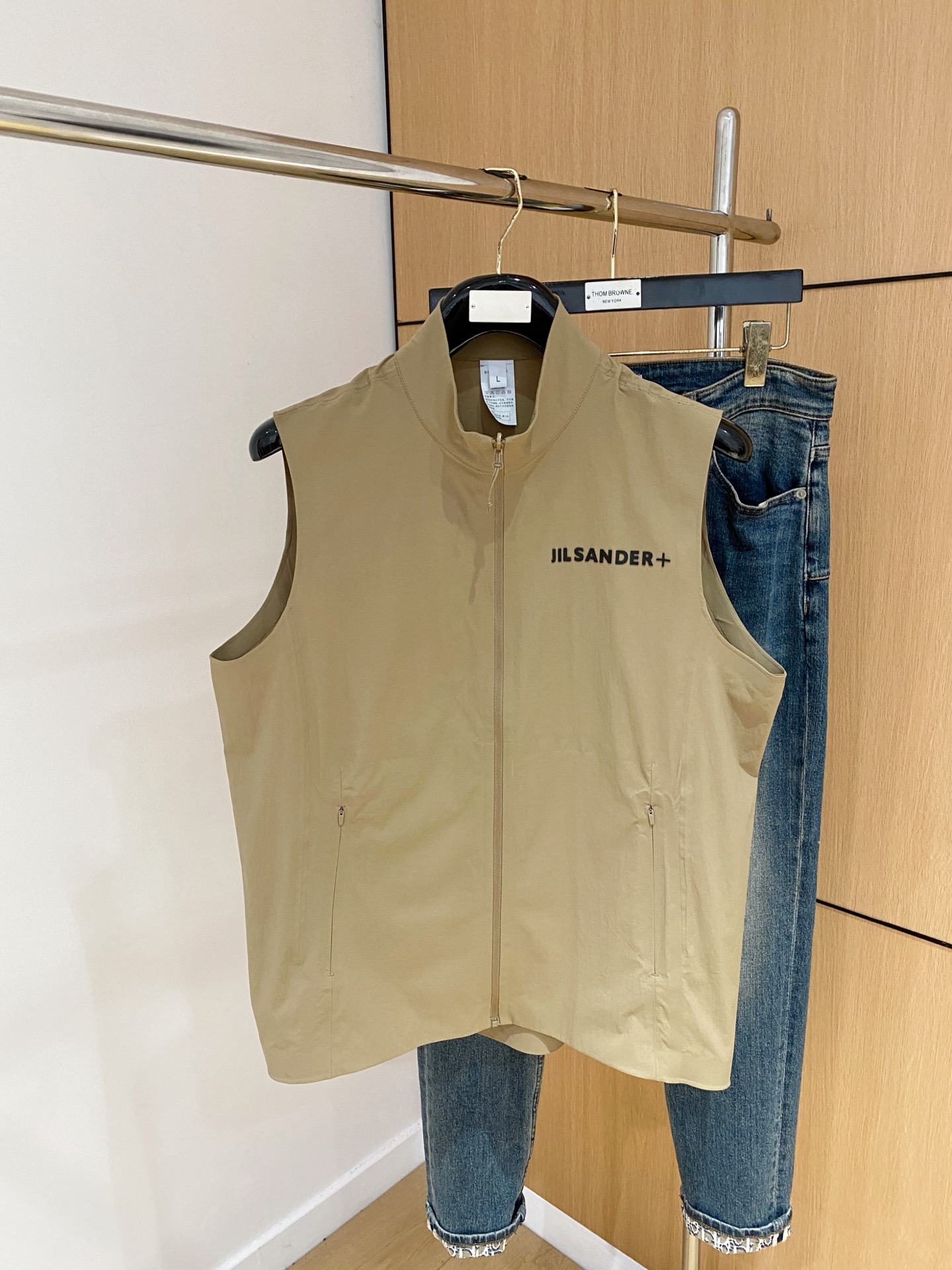 NO:532160,Archaeoptera Bird 25ss Early Autumn [New Product] Double-sided Vest Hot Style, New casual and fashionable jacket for autumn and winter counter!  Super avant-garde design style, delicate and comfortable, very light and not easy to wrinkle. Multiple craftsmanship The overall design is quite visual, the upper body is casual and stylish, with a certain degree of clarity, absolutely recommended to be at the most cutting-edge temperament of fashion, a must-have for urban casualness. S-2Xl, arc'teryx, jackets & coats, jackets & coats, alexander wang19860909始祖鸟25ss早秋【新品】双面马甲爆款 秋冬专柜新款休闲时尚夹克外套！超前卫设计风格 细腻舒适 穿着非常轻便不易起皱.多重重工艺 整体的设计颇具视觉感,上身休闲有型,有一定的挺括度,绝对走在时尚最尖端的气质感推荐,都市休闲必备.码数S-2Xl,arc'teryx,jackets & coats,jackets & coats,alexander wang,Men's clothing