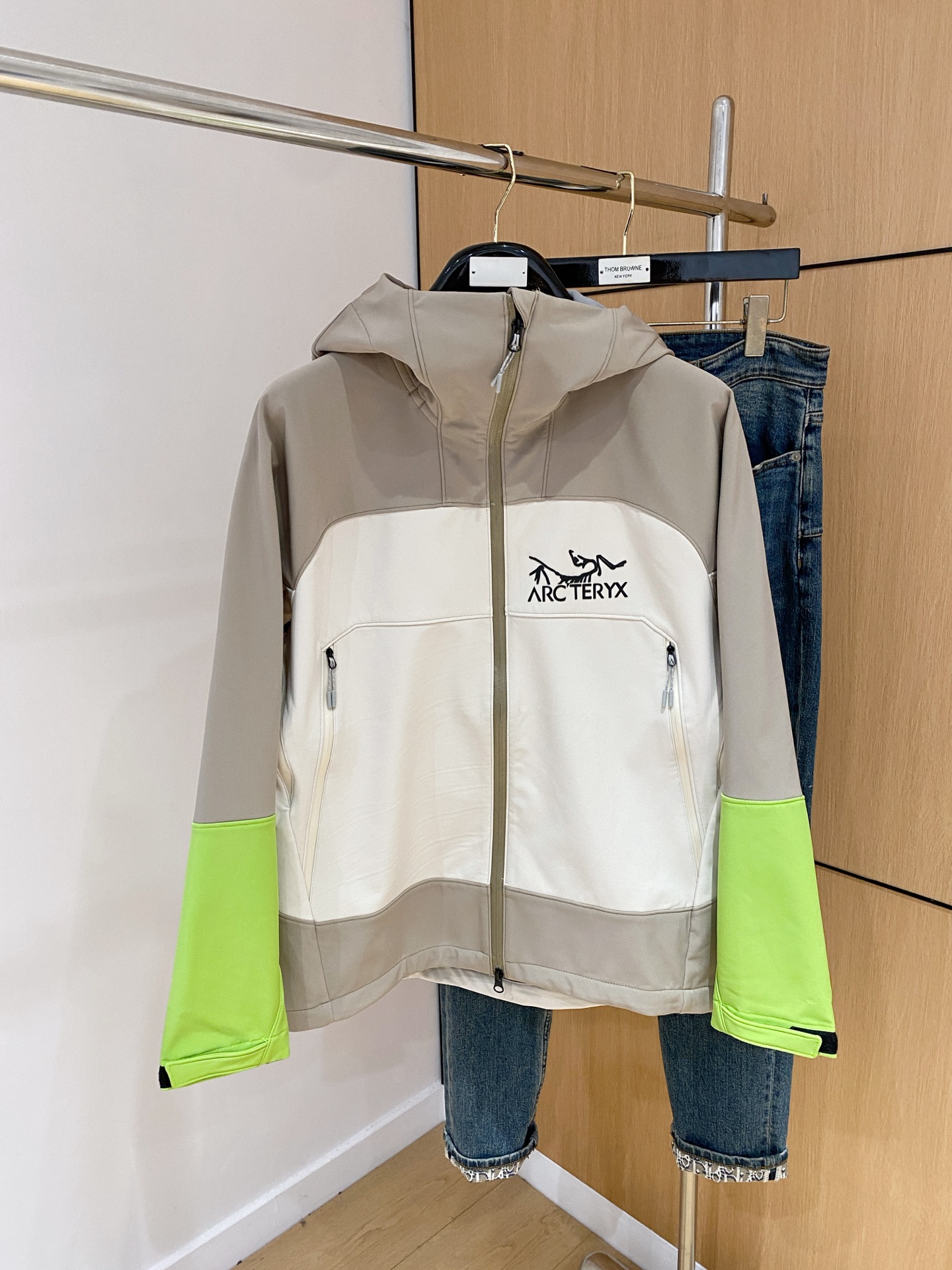 NO:532161,Archaeoptera Bird 25ss Early Autumn [New Product] Trench coat jacket popular, autumn and winter counter new casual and fashionable jacket!  Super avant-garde design style, delicate and comfortable, very light and not easy to wrinkle. Multiple craftsmanship The overall design is quite visual, the upper body is casual and stylish, with a certain degree of clarity, absolutely recommended to be at the most cutting-edge temperament of fashion, a must-have for urban casualness. S-2xl, arc'teryx, jackets & coats, jackets & coats, alexander wang19860909始祖鸟25ss早秋【新品】风衣夹克外套爆款 秋冬专柜新款休闲时尚夹克外套！超前卫设计风格 细腻舒适 穿着非常轻便不易起皱.多重重工艺 整体的设计颇具视觉感,上身休闲有型,有一定的挺括度,绝对走在时尚最尖端的气质感推荐,都市休闲必备.码数S-2xl,arc'teryx,jackets & coats,jackets & coats,alexander wang,Men's clothing