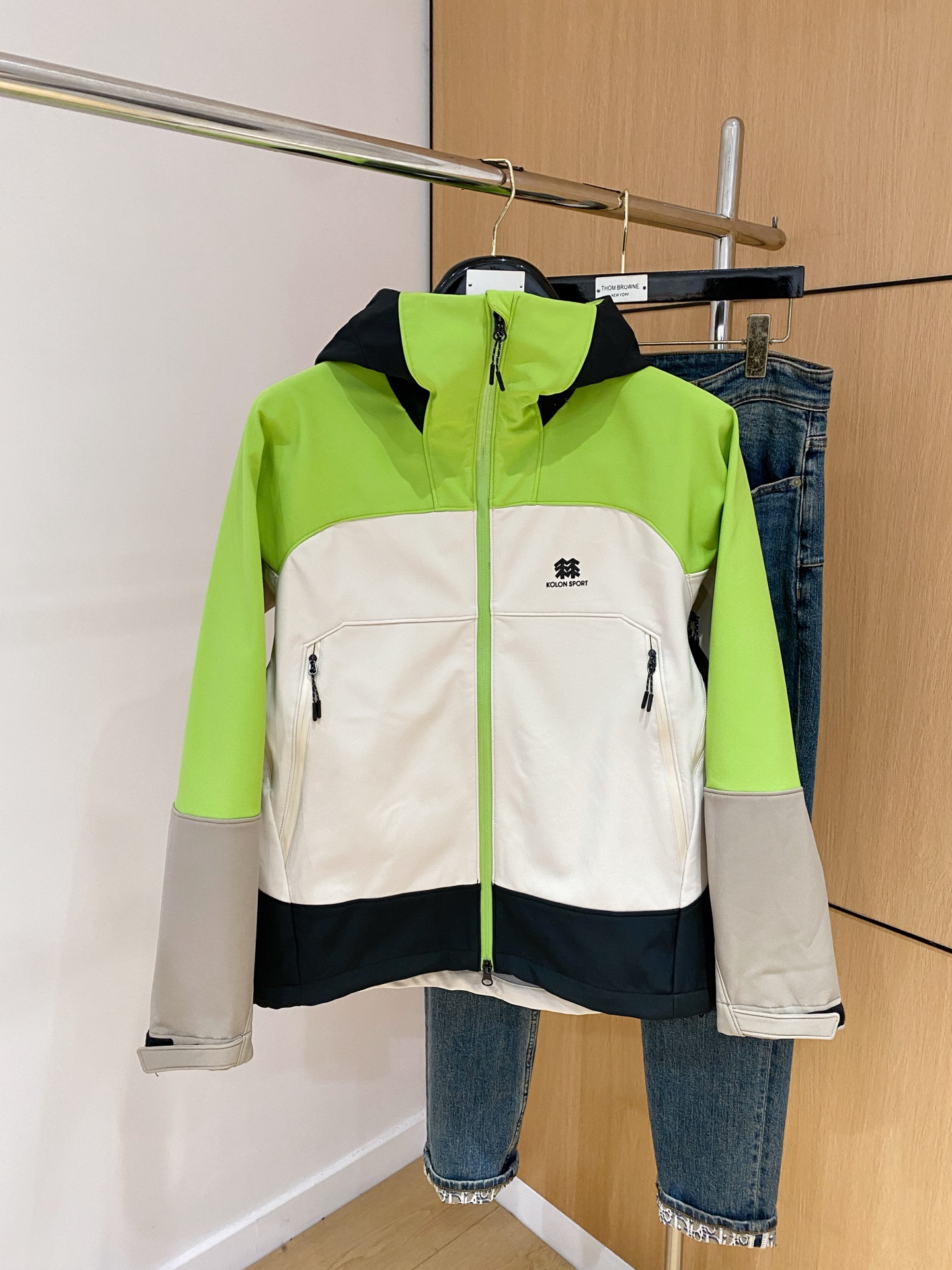 NO:532163,Kelong 25ss early autumn [new product] windbreaker jacket jacket popular, autumn and winter counter new casual and fashionable jacket jacket!  Super avant-garde design style, delicate and comfortable, very light and not easy to wrinkle. Multiple craftsmanship The overall design is quite visual, the upper body is casual and stylish, with a certain degree of clarity, absolutely recommended to be at the most cutting-edge fashion temperament, a must-have for urban casualness. S-2xl,, jackets & coats, jackets & coats, alexander wang19860909可隆25ss早秋【新品】风衣夹克外套爆款 秋冬专柜新款休闲时尚夹克外套！超前卫设计风格 细腻舒适 穿着非常轻便不易起皱.多重重工艺 整体的设计颇具视觉感,上身休闲有型,有一定的挺括度,绝对走在时尚最尖端的气质感推荐,都市休闲必备.码数S-2xl,,jackets & coats,jackets & coats,alexander wang,Men's clothing