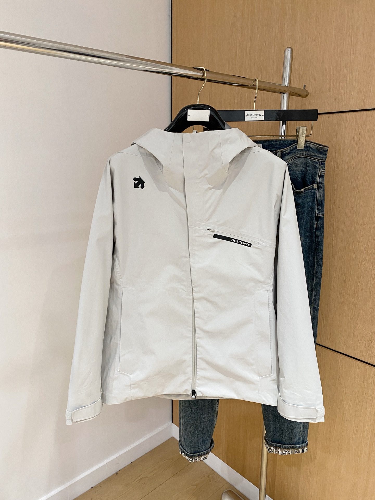 NO:532165,DiSant 25ss Early Autumn [New Product] Trench coat jacket popular, autumn and winter counter new casual and fashionable jacket!  Super avant-garde design style, delicate and comfortable, very light and not easy to wrinkle. Multiple craftsmanship The overall design is quite visual, the upper body is casual and stylish, with a certain degree of clarity, absolutely recommended to be at the most cutting-edge fashion temperament, a must-have for urban casualness. S-2xl,, jackets & coats, jackets & coats, alexander wang19860909迪桑特25ss早秋【新品】风衣夹克外套爆款 秋冬专柜新款休闲时尚夹克外套！超前卫设计风格 细腻舒适 穿着非常轻便不易起皱.多重重工艺 整体的设计颇具视觉感,上身休闲有型,有一定的挺括度,绝对走在时尚最尖端的气质感推荐,都市休闲必备.码数S-2xl,,jackets & coats,jackets & coats,alexander wang,Men's clothing