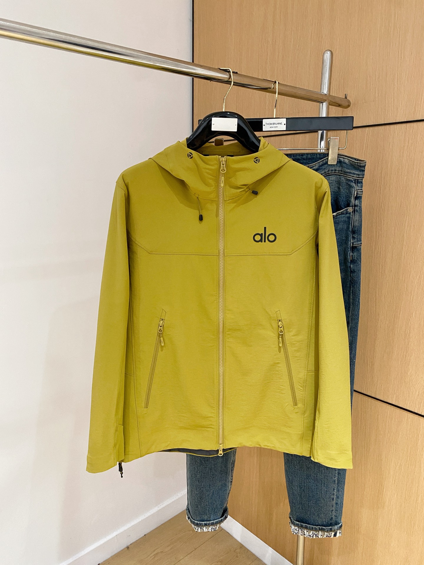 NO:532169,alo 25ss early autumn [new product] windbreaker jacket jacket popular, autumn and winter counter new casual and fashionable jacket jacket!  Super avant-garde design style, delicate and comfortable, very light and not easy to wrinkle. Multiple craftsmanship The overall design is quite visual, the upper body is casual and stylish, with a certain degree of clarity, absolutely recommended to be at the most cutting-edge fashion temperament, a must-have for urban casualness. S-2xl,, jackets & coats, jackets & coats, alexander wang19860909alo 25ss早秋【新品】风衣夹克外套爆款 秋冬专柜新款休闲时尚夹克外套！超前卫设计风格 细腻舒适 穿着非常轻便不易起皱.多重重工艺 整体的设计颇具视觉感,上身休闲有型,有一定的挺括度,绝对走在时尚最尖端的气质感推荐,都市休闲必备.码数S-2xl,,jackets & coats,jackets & coats,alexander wang,Men's clothing