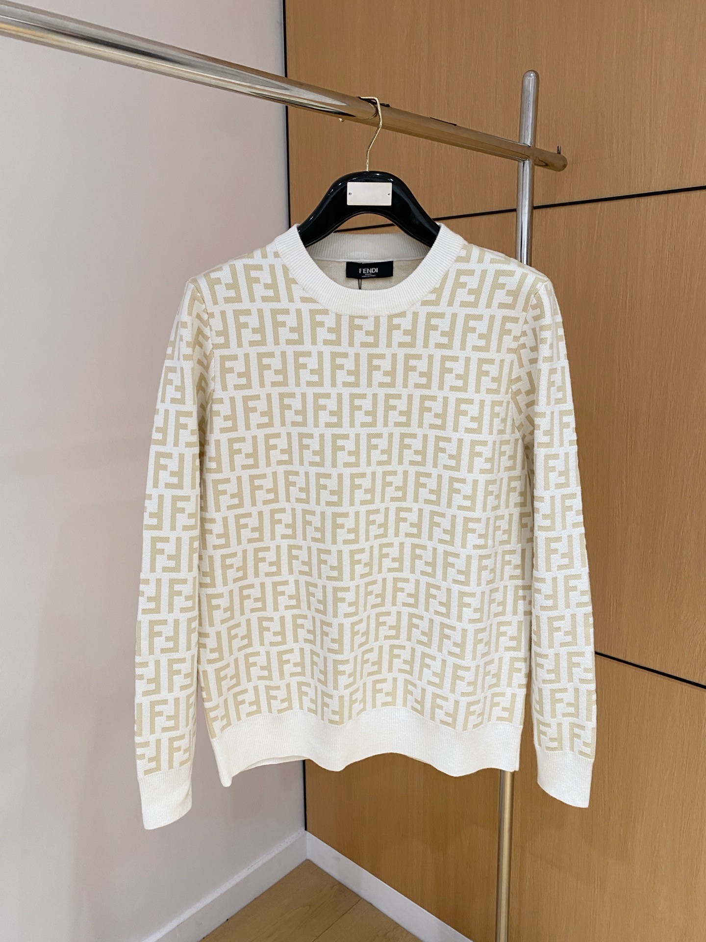 NO:568989,Fendi 2025 autumn and winter new wool sweater. High-quality Italian imported wool blended fabric, high-density knitting, fashionable and versatile sweater, very handsome. The classic logo is more durable and less likely to deform. The counter version can be easily held in various styles. The classic fashion model that is sought after every year has become popular all over the world!  Size M-3XL (please state your height and weight when placing an order),,fendi,sweaters,alexander wang19860909芬迪 2025秋冬新款羊毛毛衣 高品质意大利进口羊毛混纺面料,高密度针织,时尚百搭毛衣,帅气十足.经典Logo标志 更耐穿更加不易变形,专柜版型,各种风格都能轻松Hold住,年年被追捧的经典时尚款 已经风靡全球！ 码数M-3XL(下单请报身高体重),,fendi,sweaters,alexander wang,Men's clothing