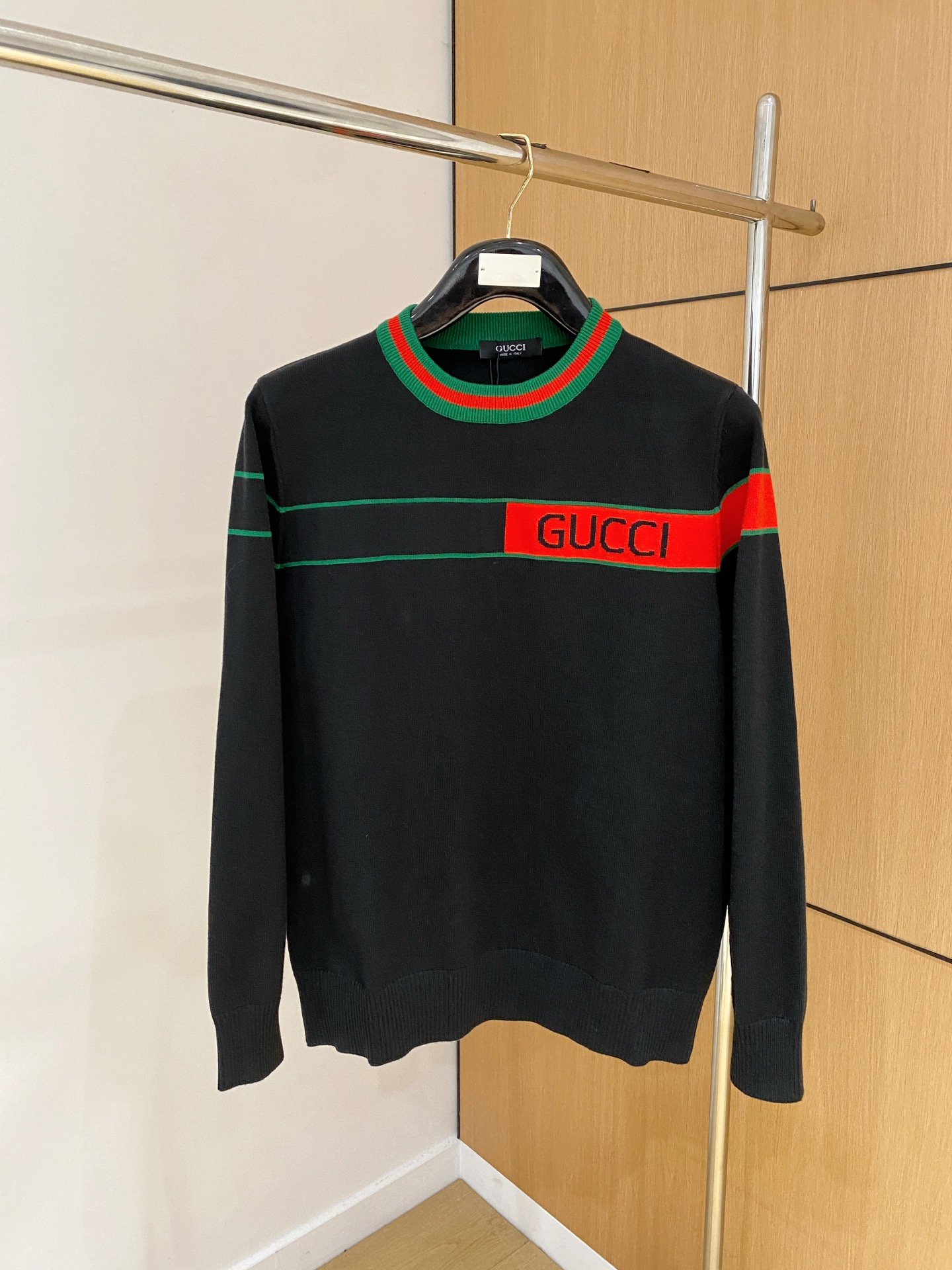 NO:569004,Gucci 2025 autumn and winter new wool sweater. High-quality Italian imported wool blend fabric, high-density knitting, fashionable and versatile sweater, very handsome. The classic logo is more durable and less likely to deform. The counter version can be easily held in various styles. The classic fashion model that is sought after every year has become popular all over the world!  Size M-3XL (please state your height and weight when placing an order),,gucci,sweaters,alexander wang19860909古驰 2025秋冬新款羊毛毛衣 高品质意大利进口羊毛混纺面料,高密度针织,时尚百搭毛衣,帅气十足.经典Logo标志 更耐穿更加不易变形,专柜版型,各种风格都能轻松Hold住,年年被追捧的经典时尚款 已经风靡全球！ 码数M-3XL(下单请报身高体重),,gucci,sweaters,alexander wang,Men's clothing