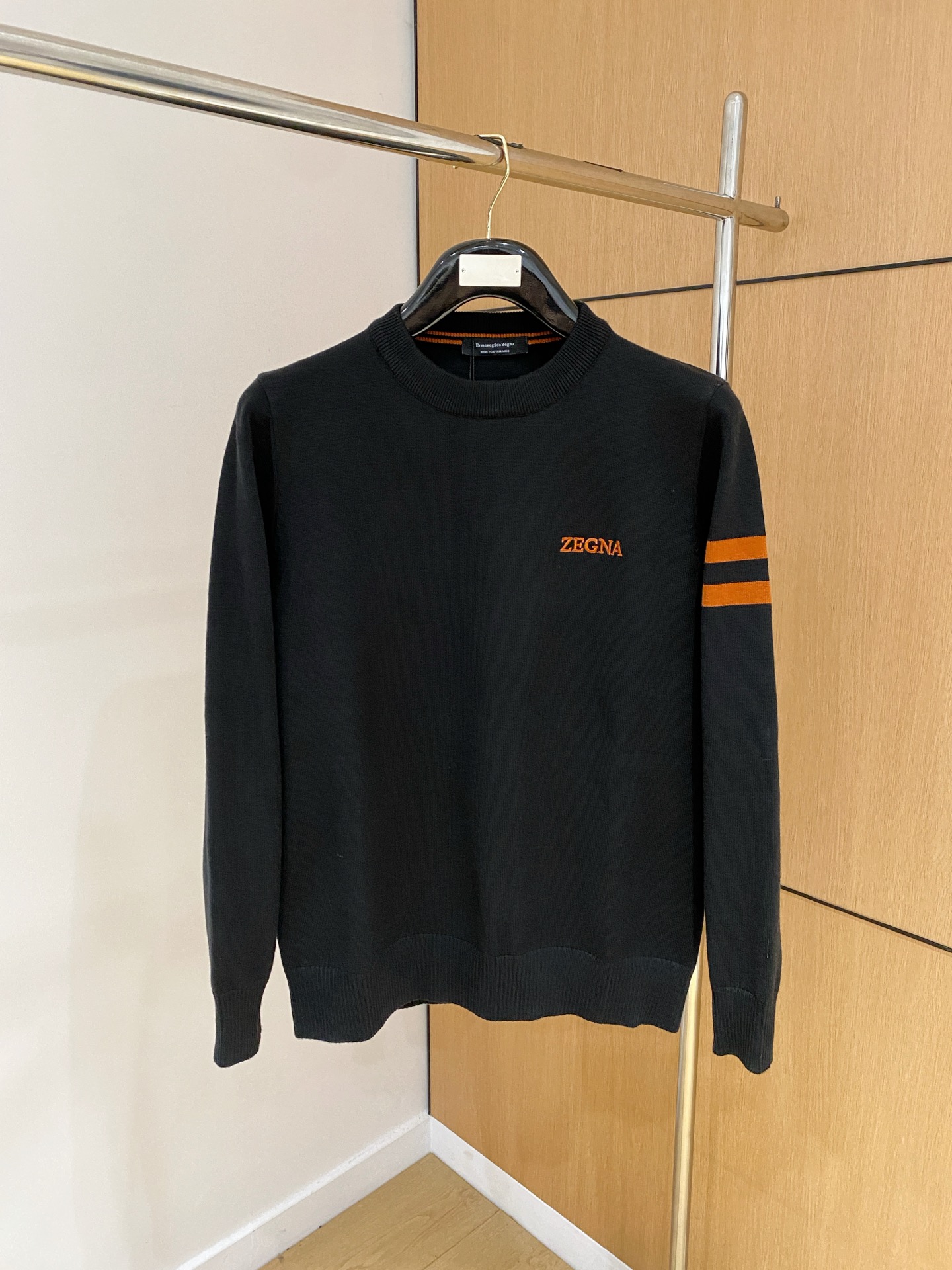 NO:569008,Ermenegildo Zegna's 2025 new wool sweater for autumn and winter. High-quality Italian imported wool blended fabrics, high-density knitting, fashionable and versatile sweater, very handsome. Classic logo logo is more durable and less likely to deform. Counter version, various styles can be easily held. The classic fashion style that is sought after every year has become popular all over the world!  Size M-3XL (please state your height and weight when placing an order),,zegna,sweaters,alexander wang19860909杰尼亚 2025秋冬新款羊毛毛衣 高品质意大利进口羊毛混纺面料,高密度针织,时尚百搭毛衣,帅气十足.经典Logo标志 更耐穿更加不易变形,专柜版型,各种风格都能轻松Hold住,年年被追捧的经典时尚款 已经风靡全球！ 码数M-3XL(下单请报身高体重),,zegna,sweaters,alexander wang,Men's clothing