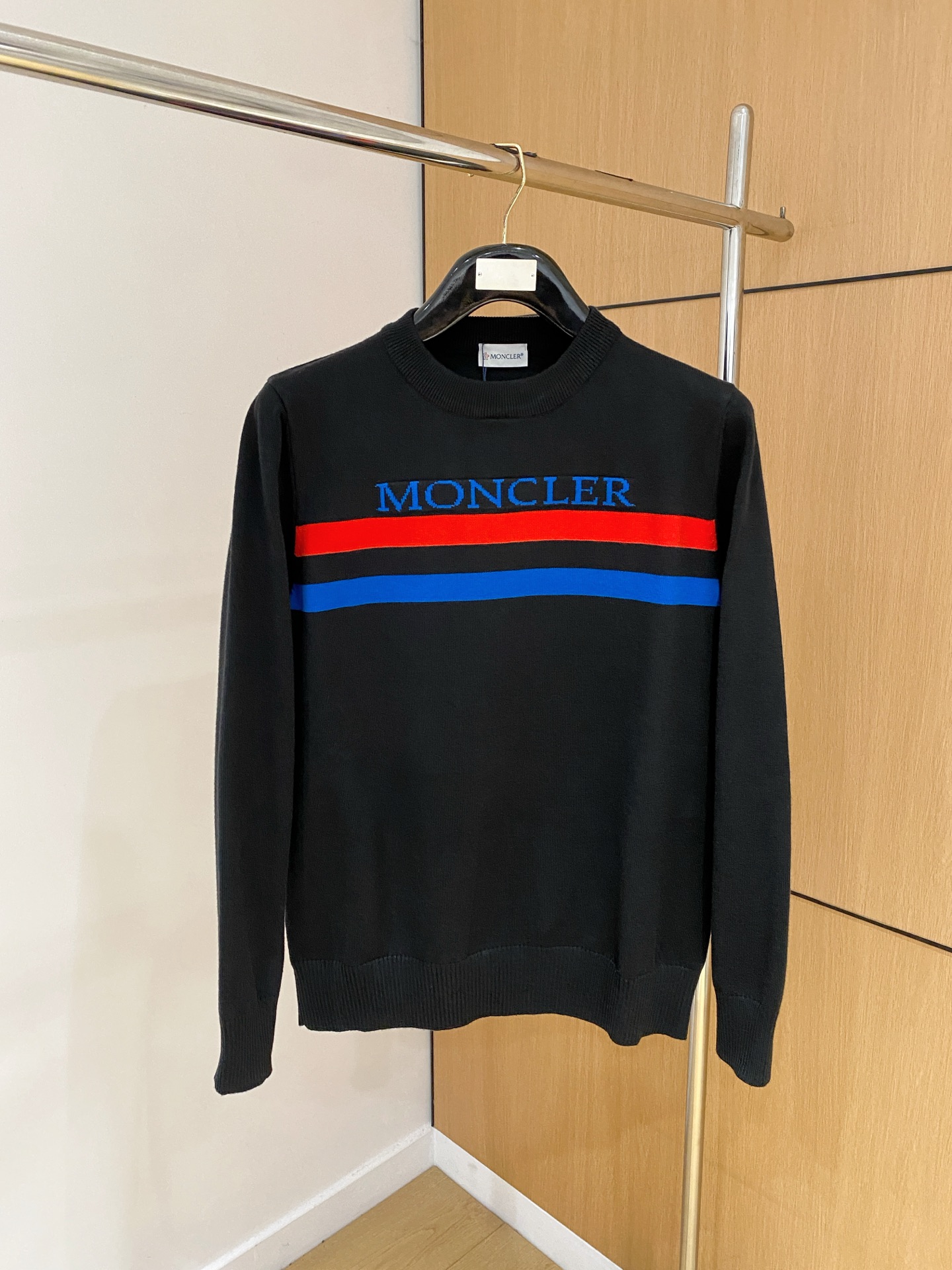 NO:569012,Mengkou 2025 autumn and winter new wool sweater. High-quality Italian imported wool blended fabric, high-density knitting, fashionable and versatile sweater, very handsome. Classic logo logo is more durable and less likely to deform. Counter version, various styles can be easily held. The classic fashion style that is sought after every year has become popular all over the world!  Size M-3XL (please state your height and weight when placing an order),,Moncler,sweaters,alexander wang19860909蒙口 2025秋冬新款羊毛毛衣 高品质意大利进口羊毛混纺面料,高密度针织,时尚百搭毛衣,帅气十足.经典Logo标志 更耐穿更加不易变形,专柜版型,各种风格都能轻松Hold住,年年被追捧的经典时尚款 已经风靡全球！ 码数M-3XL(下单请报身高体重),,Moncler,sweaters,alexander wang,Men's clothing