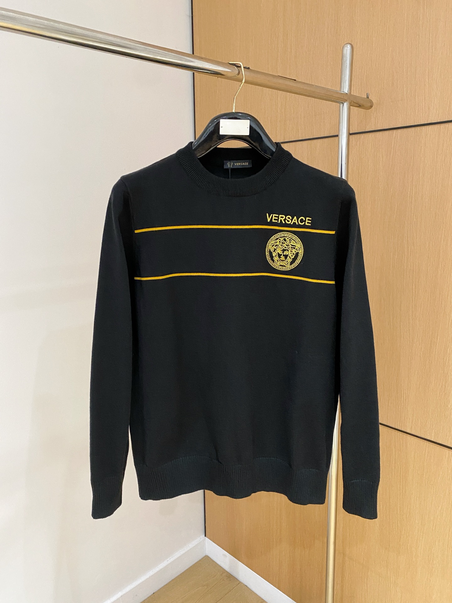 NO:569014,Versace's new 2025 autumn and winter wool sweater. High-quality Italian imported wool blended fabrics, high-density knitting, fashionable and versatile sweater, very handsome. The classic logo is more durable and less likely to deform. The counter version can be easily held in various styles. The classic fashion style that is sought after every year has become popular all over the world!  Size M-3XL (please state your height and weight when placing an order),,versace,sweaters,alexander wang19860909范思哲 2025秋冬新款羊毛毛衣 高品质意大利进口羊毛混纺面料,高密度针织,时尚百搭毛衣,帅气十足.经典Logo标志 更耐穿更加不易变形,专柜版型,各种风格都能轻松Hold住,年年被追捧的经典时尚款 已经风靡全球！ 码数M-3XL(下单请报身高体重),,versace,sweaters,alexander wang,Men's clothing
