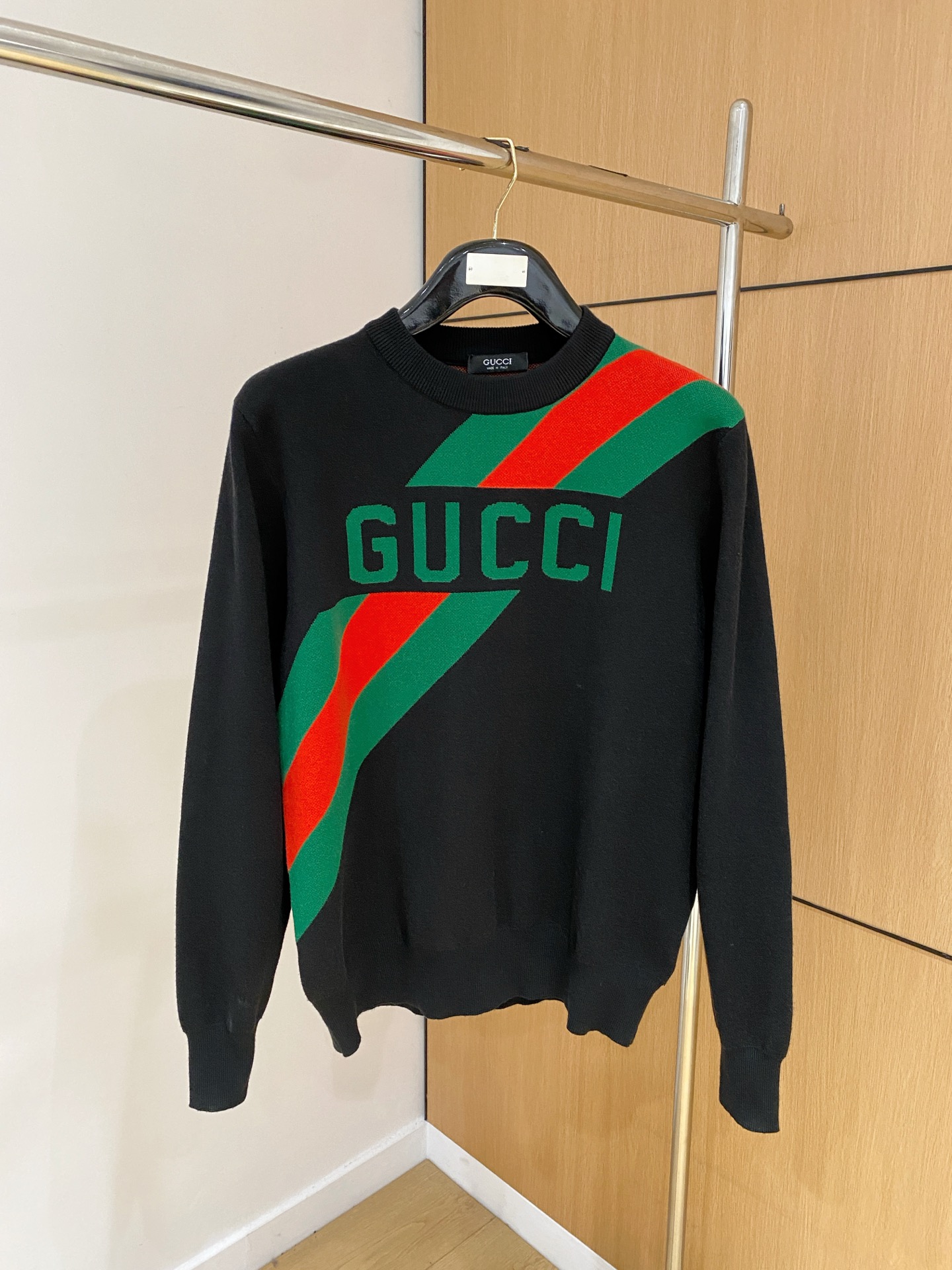 NO:569018,Gucci 2025 autumn and winter new wool sweater. High-quality Italian imported wool blend fabric, high-density knitting, fashionable and versatile sweater, very handsome. The classic logo is more durable and less likely to deform. The counter version can be easily held in various styles. The classic fashion model that is sought after every year has become popular all over the world!  Size M-3XL (please state your height and weight when placing an order),,gucci,sweaters,alexander wang19860909古驰 2025秋冬新款羊毛毛衣 高品质意大利进口羊毛混纺面料,高密度针织,时尚百搭毛衣,帅气十足.经典Logo标志 更耐穿更加不易变形,专柜版型,各种风格都能轻松Hold住,年年被追捧的经典时尚款 已经风靡全球！ 码数M-3XL(下单请报身高体重),,gucci,sweaters,alexander wang,Men's clothing