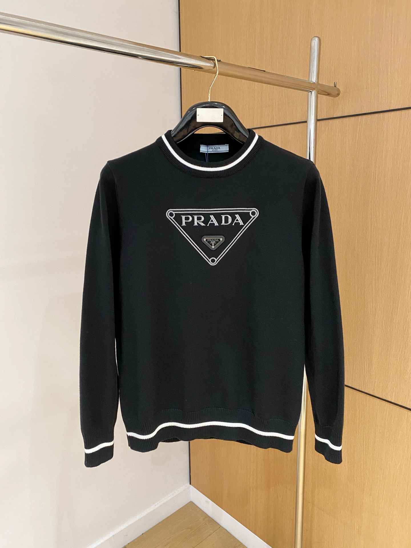 NO:568985,Prada's new 2025 autumn and winter wool sweater is made of high-quality Italian imported wool blended fabrics, high-density knitting, fashionable and versatile sweater, and very handsome. The classic logo is more durable and less likely to deform, and the counter version can be easily held in various styles. The classic fashion model that is sought after every year has become popular all over the world!  Size M-3XL (please state your height and weight when placing an order), prada, sweaters, alexander wang19860909普拉达 2025秋冬新款羊毛毛衣 高品质意大利进口羊毛混纺面料,高密度针织,时尚百搭毛衣,帅气十足.经典Logo标志 更耐穿更加不易变形,专柜版型,各种风格都能轻松Hold住,年年被追捧的经典时尚款 已经风靡全球！ 码数M-3XL(下单请报身高体重),,prada,sweaters,alexander wang,Men's clothing