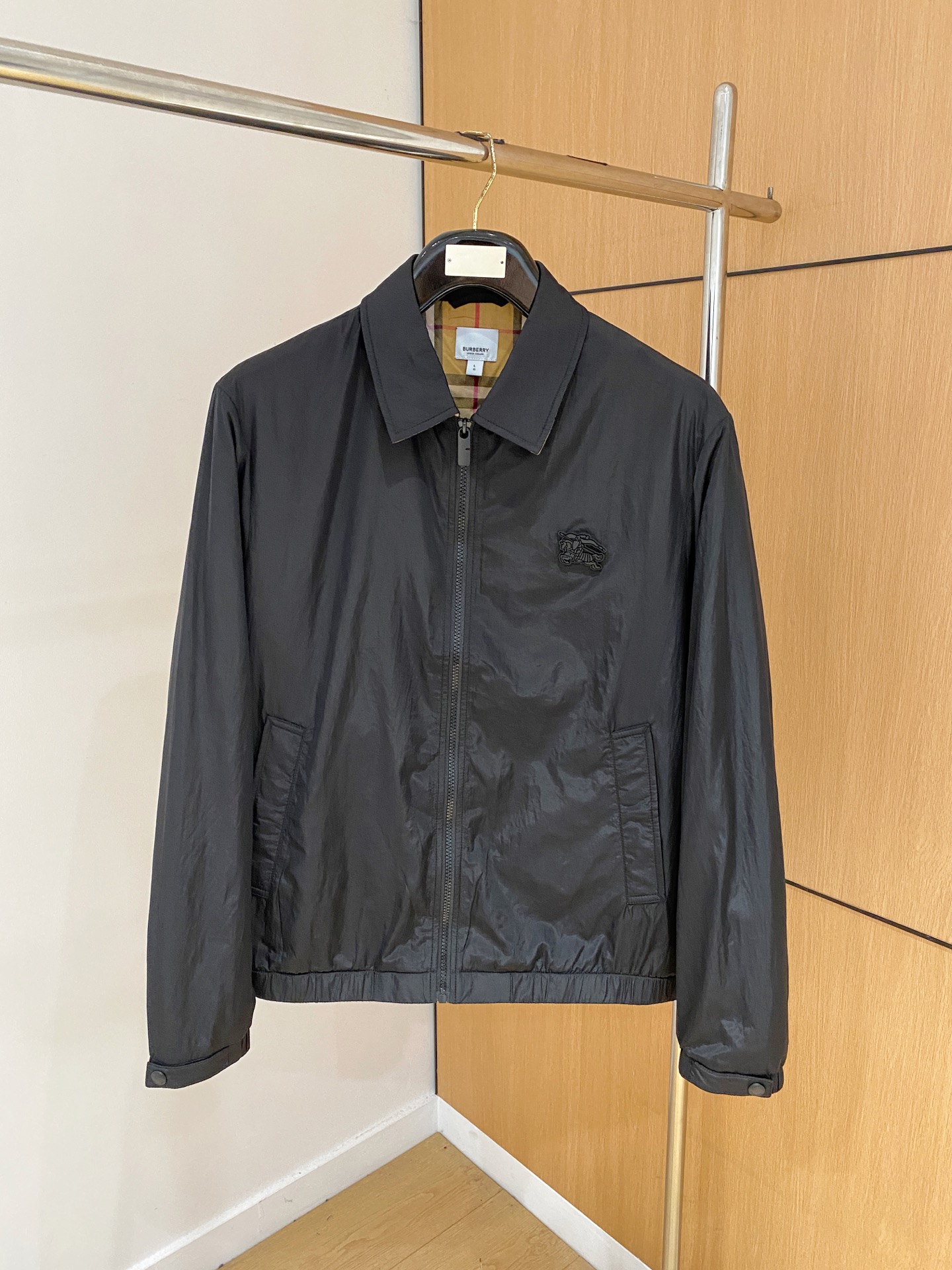 NO:530549,Burberry's new jacket, the new product on the show is perfect, comfortable and warm, the three-standard complete colors and full and attractive, and the very outstanding design easily advances the sense of fashion. The workmanship is extremely exquisite and rigorous, and the wiring is neat and meticulous!  A masterpiece of a big-name designer!  The upper body doesn't look bloated and super handsome!  Spot code M ~ XXXL,,burberry,jackets & coats,jackets & coats,alexander wang19860909巴宝莉 新款夹克外套,秀场新品品相非常完美,舒适保暖,三标齐全色泽饱满诱人,非常出彩的设计,轻松将时髦感进阶,做工极为考究严谨,走线工整细致！大牌设计师巨作！上身不显臃肿、超级帅气！现货码数M ～ XXXL,,burberry,jackets & coats,jackets & coats,alexander wang,Men's clothing