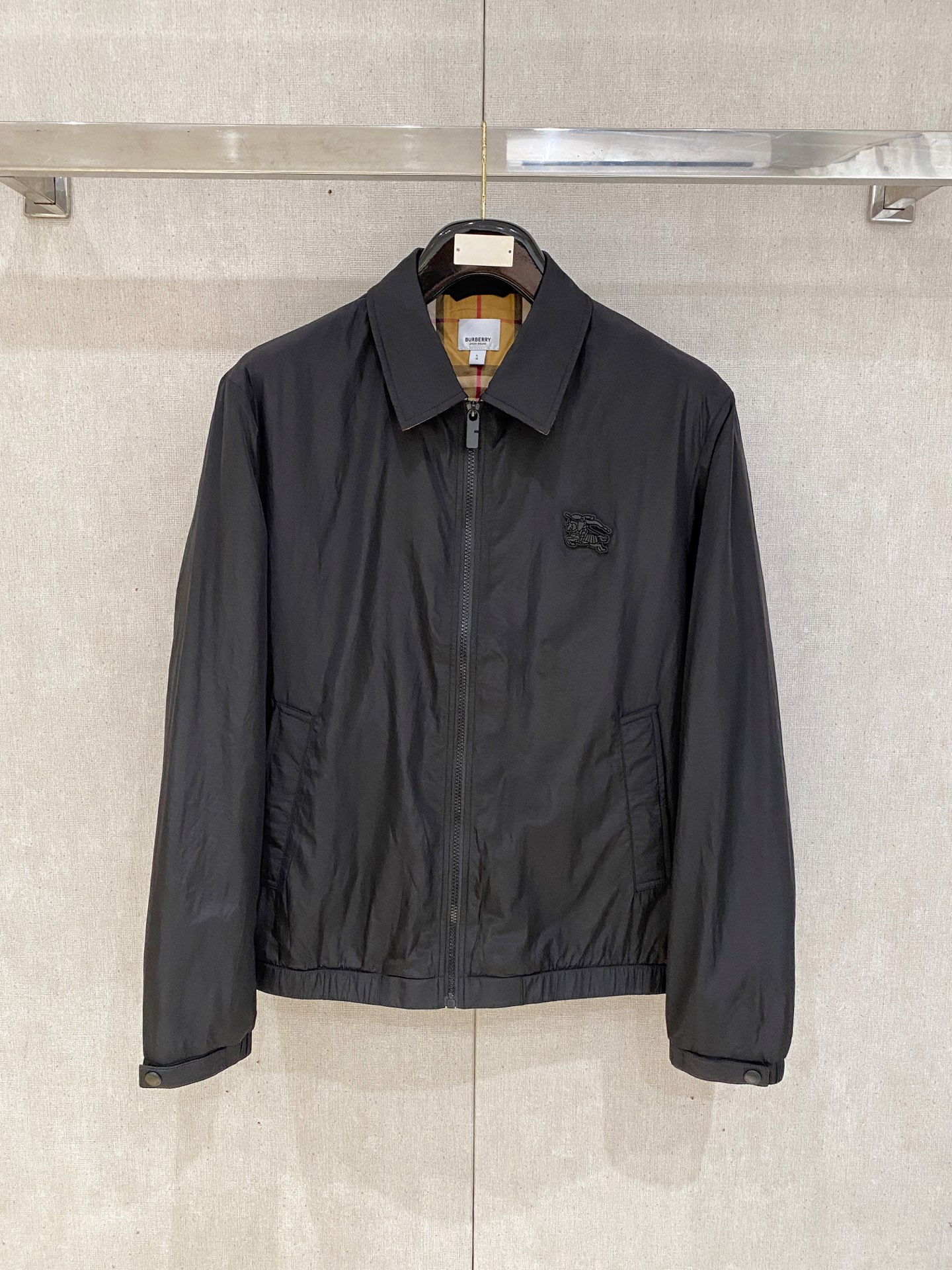 NO:538093,Burberry's new jacket, the new product on the show is perfect, comfortable and warm, the three-standard complete colors and full and attractive, and the very outstanding design easily advances the sense of fashion. The workmanship is extremely exquisite and rigorous, and the wiring is neat and meticulous!  A masterpiece of a big-name designer!  The upper body doesn't look bloated and super handsome!  Spot code M ~ XXXL,,burberry,jackets & coats,jackets & coats,alexander wang19860909巴宝莉 新款夹克外套,秀场新品品相非常完美,舒适保暖,三标齐全色泽饱满诱人,非常出彩的设计,轻松将时髦感进阶,做工极为考究严谨,走线工整细致！大牌设计师巨作！上身不显臃肿、超级帅气！现货码数M ～ XXXL,,burberry,jackets & coats,jackets & coats,alexander wang,Men's clothing