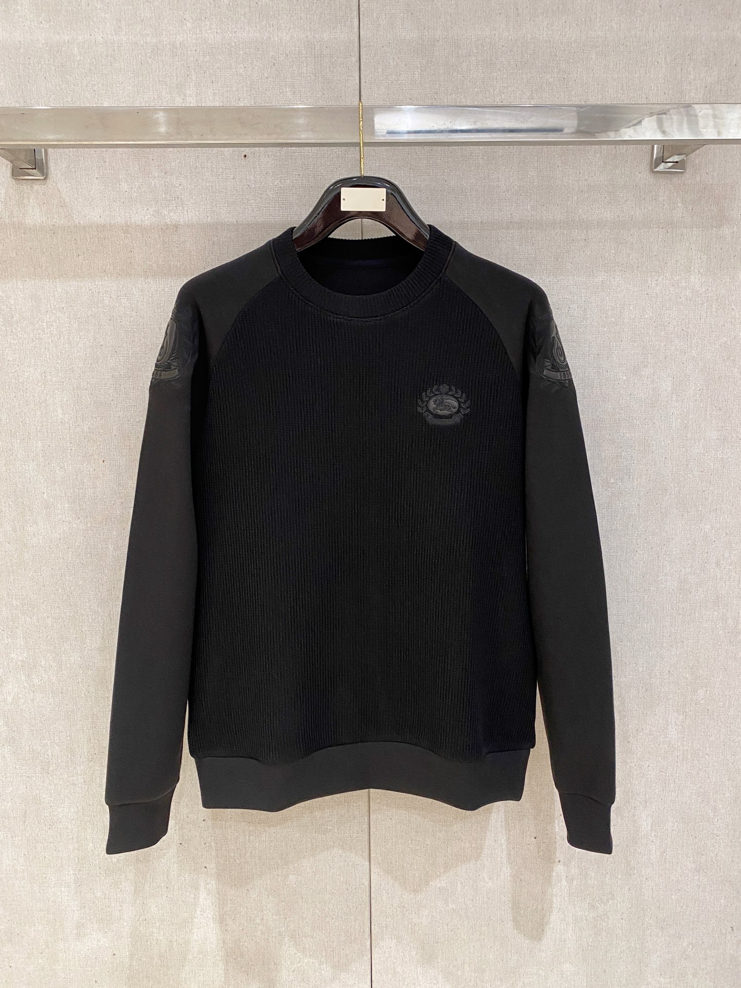 NO:538066,Burberry Autumn and winter wool-blend pullover knit sweatshirt geometric leather-patched pocket design is very highlighted, logo letter buttons highlight the texture in details The overall design is fashionable and gives a modern sense of tailoring, the neckline slightly fits the neck, making the overall upper body look younger and fashionable. The fabric is made of customer-supplied wool blend material, which is easy to care for. The surface has a wool texture. The upper body is comfortable and warm, and it looks high-end. It also has a very crisp feeling. Color Black, brown, gray, code M-3XL, try on 172-148, wear L size slim feeling, burberry, hoodie, sweatshirts, alexander wang19860909.巴宝莉 秋冬 羊毛混纺套头针织卫衣 几何拼皮的口袋设计 很有亮点,标志字母纽扣 细节上凸显质感 整体设计上身时尚而赋予现代气息感合体的剪裁,领口微微贴合颈部,让整体上身更显年轻时尚 , 面料采用客供定织羊毛混纺材质 有着易打理的特点 表面有着羊毛质感 上身舒适保暖 ,显高档的同时 又有很好挺括感 颜色 黑色 咖色 灰色 码数M-3XL 试穿172-148 穿L码修身感,,burberry,hoodie,sweatshirts,alexander wang,Men's clothing