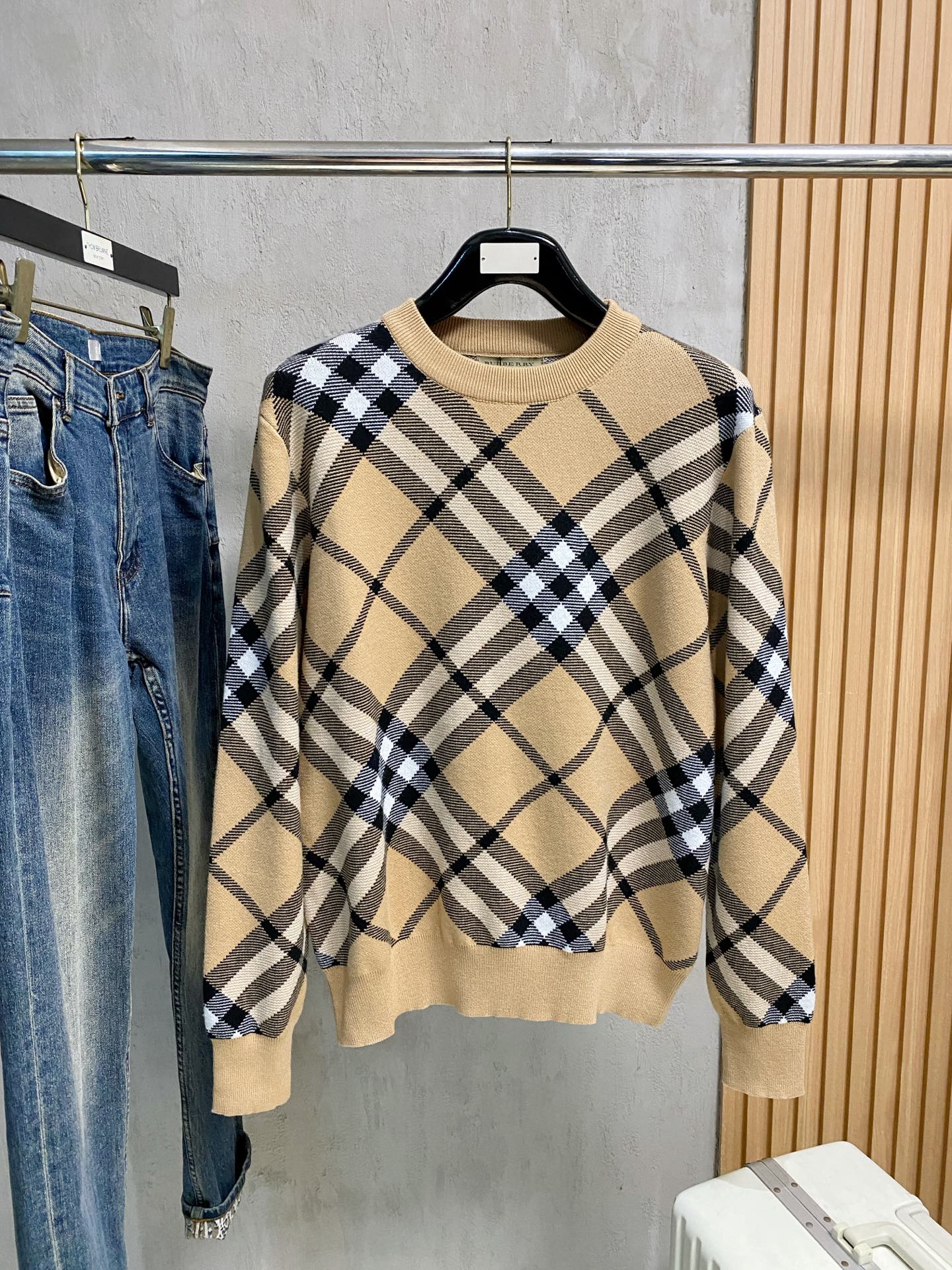 NO:572500,Burberry 2025 autumn and winter new knitted woolen sweater. High-quality Italian imported wool blend fabric, high-density knitting, fashionable and versatile sweater, very handsome. Classic Logo jacquard style. Durable and not easy to deform, version, various styles can be easily held, classic fashion style that is sought after every year. Three standards are complete. High-quality bulk hei size M-3XL,, burberry, sweaters, alexander wang19860909巴宝莉 2025秋冬新款针织羊毛衫 高品质意大利进口羊毛混纺面料,高密度针织,时尚百搭毛衣,帅气十足.经典Logo提花款.耐穿不易变形,版型,各种风格都能轻松Hold住,年年被追捧的经典时尚款 三标齐全 高品质大货hei 码数M-3XL,,burberry,sweaters,alexander wang,Men's clothing