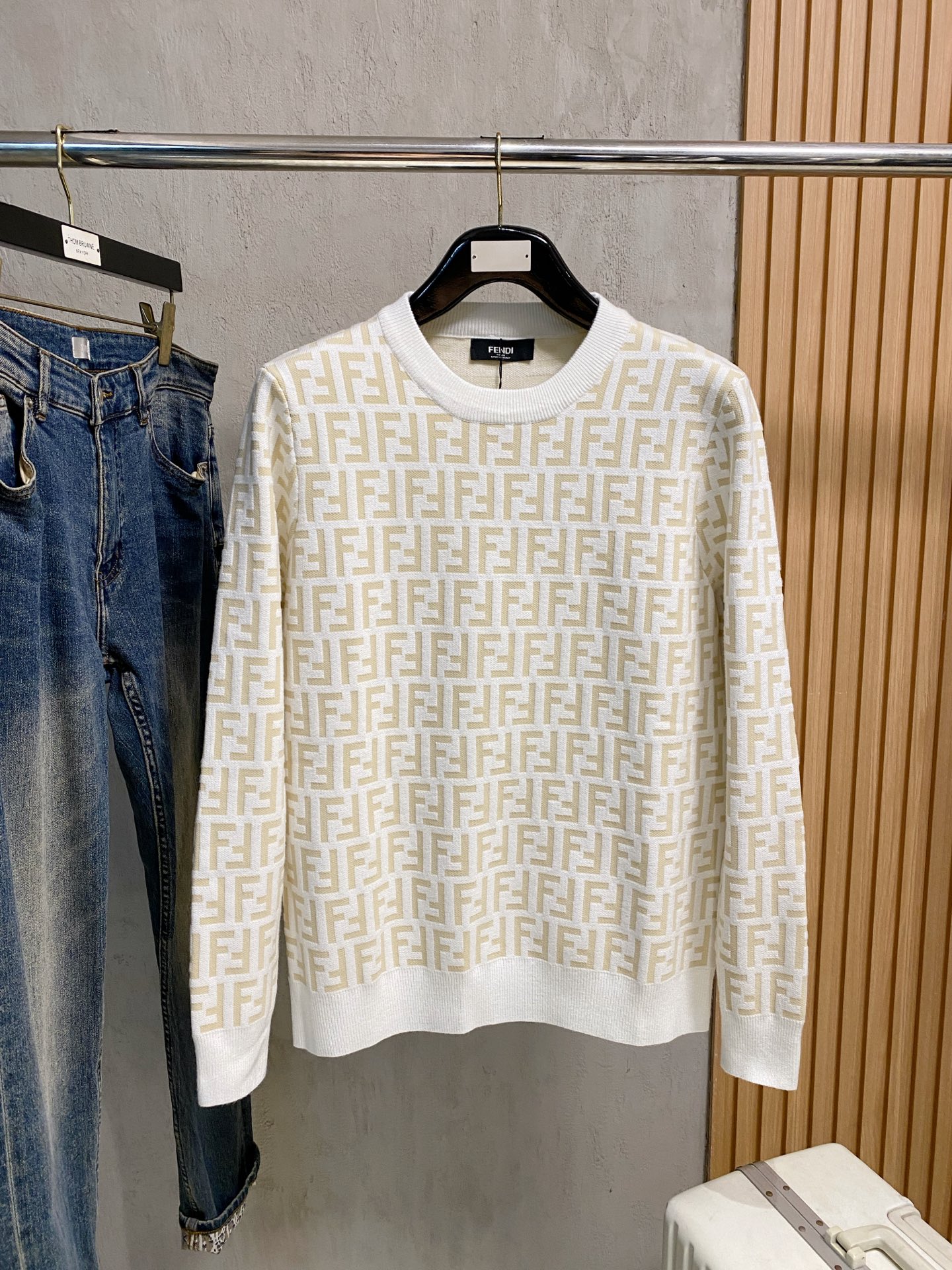 NO:572502,Fendi 2025 autumn and winter new knitted woolen sweater. High-quality Italian imported wool blend fabric, high-density knitting, fashionable and versatile sweater, very handsome. Classic Logo jacquard style. Durable and not easy to deform, version, various styles can be easily held, classic fashion style that is sought after every year. Three standards are complete. High-quality bulk hei size M-3XL,, fendi, sweaters, alexander wang19860909芬迪 2025秋冬新款针织羊毛衫 高品质意大利进口羊毛混纺面料,高密度针织,时尚百搭毛衣,帅气十足.经典Logo提花款.耐穿不易变形,版型,各种风格都能轻松Hold住,年年被追捧的经典时尚款 三标齐全 高品质大货hei 码数M-3XL,,fendi,sweaters,alexander wang,Men's clothing