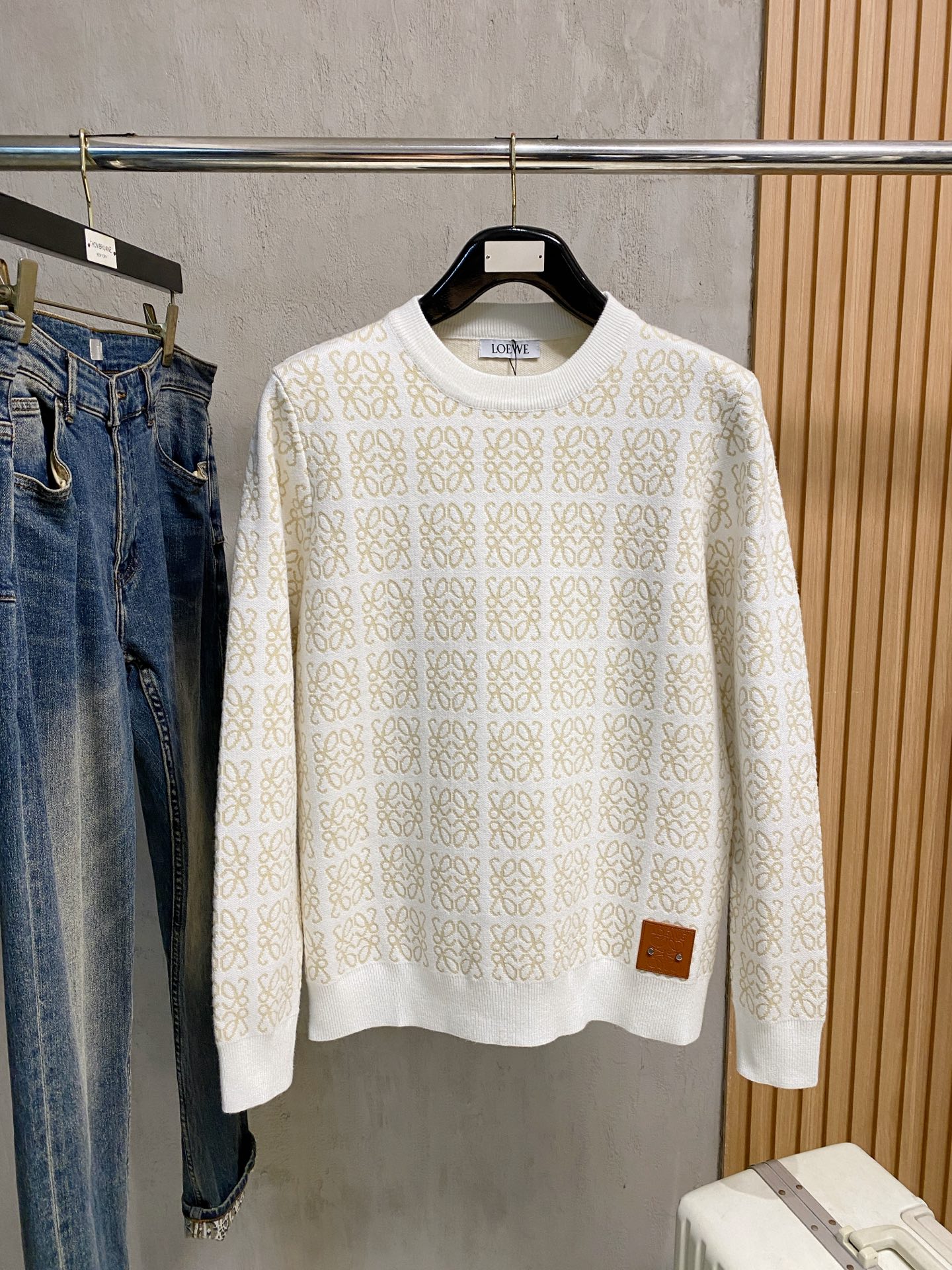 NO:572504,Loewe 2025 autumn and winter new knitted woolen sweater. High-quality Italian imported wool blended fabric, high-density knitting, fashionable and versatile sweater, very handsome. Classic Loewe jacquard style. Durable and not easy to deform, can be easily held in various styles, classic fashion style that is sought after every year. Three standards are complete. High-quality large goods hei size M-3XL,, loewe, sweaters, alexander wang19860909罗意威 2025秋冬新款针织羊毛衫 高品质意大利进口羊毛混纺面料,高密度针织,时尚百搭毛衣,帅气十足.经典Logo提花款.耐穿不易变形,版型,各种风格都能轻松Hold住,年年被追捧的经典时尚款 三标齐全 高品质大货hei 码数M-3XL,,loewe,sweaters,alexander wang,Men's clothing