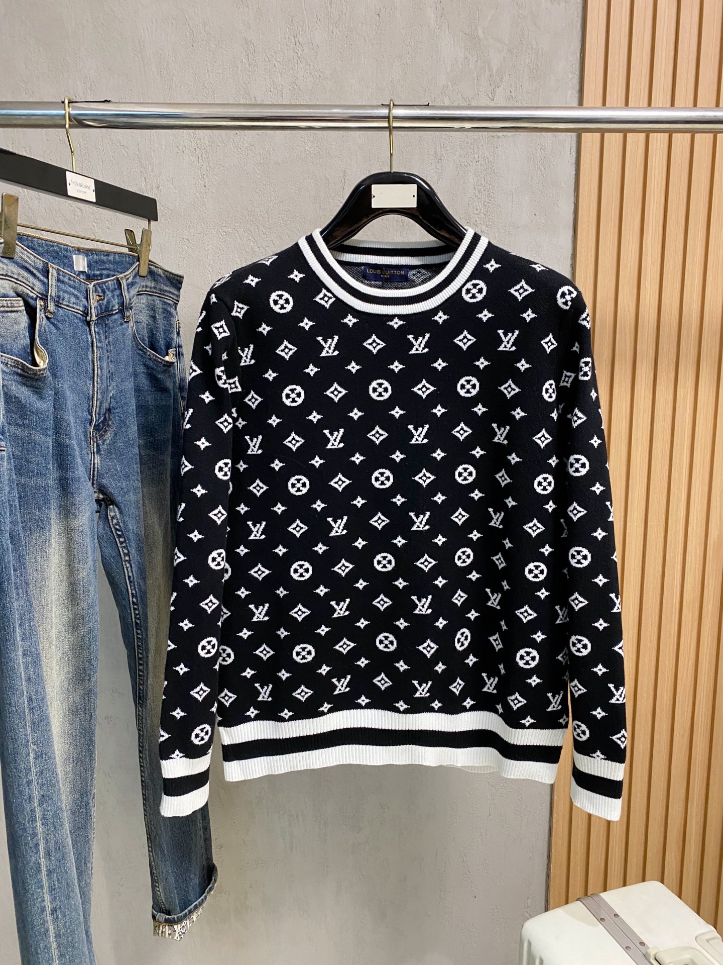 NO:572498,LV 2025 autumn and winter new knitted wool sweater. High-quality Italian imported wool blended fabric, high-density knitting, fashionable and versatile sweater, very handsome. Classic Logo jacquard style. Durable and not easy to deform, version, can be easily held in various styles, classic fashion style that is sought after every year. Three labels are complete. High-quality bulk hei size M-3XL, louis vuitton, sweaters, alexander wang19860909LV 2025秋冬新款针织羊毛衫 高品质意大利进口羊毛混纺面料,高密度针织,时尚百搭毛衣,帅气十足.经典Logo提花款.耐穿不易变形,版型,各种风格都能轻松Hold住,年年被追捧的经典时尚款 三标齐全 高品质大货hei 码数M-3XL,,louis vuitton,sweaters,alexander wang,Men's clothing