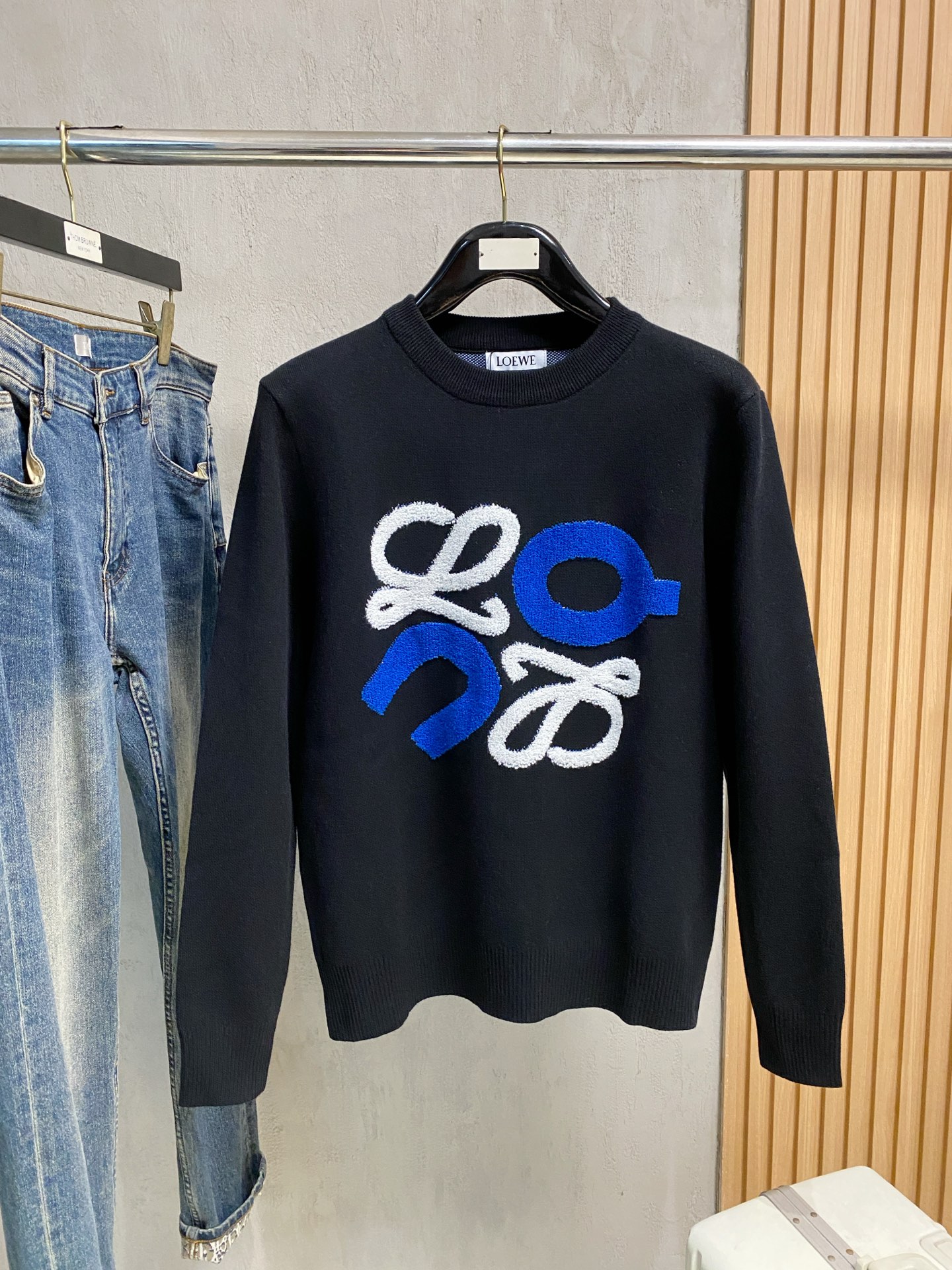 NO:572496,Loewe 2025 autumn and winter new knitted woolen sweater. High-quality Italian imported wool blended fabric, high-density knitting, fashionable and versatile sweater, very handsome. Classic Loewe jacquard style. Durable and not easy to deform, can be easily held in various styles, classic fashion style that is sought after every year. Three standards are complete. High-quality large goods hei size M-3XL,, loewe, sweaters, alexander wang19860909罗意威 2025秋冬新款针织羊毛衫 高品质意大利进口羊毛混纺面料,高密度针织,时尚百搭毛衣,帅气十足.经典Logo提花款.耐穿不易变形,版型,各种风格都能轻松Hold住,年年被追捧的经典时尚款 三标齐全 高品质大货hei 码数M-3XL,,loewe,sweaters,alexander wang,Men's clothing