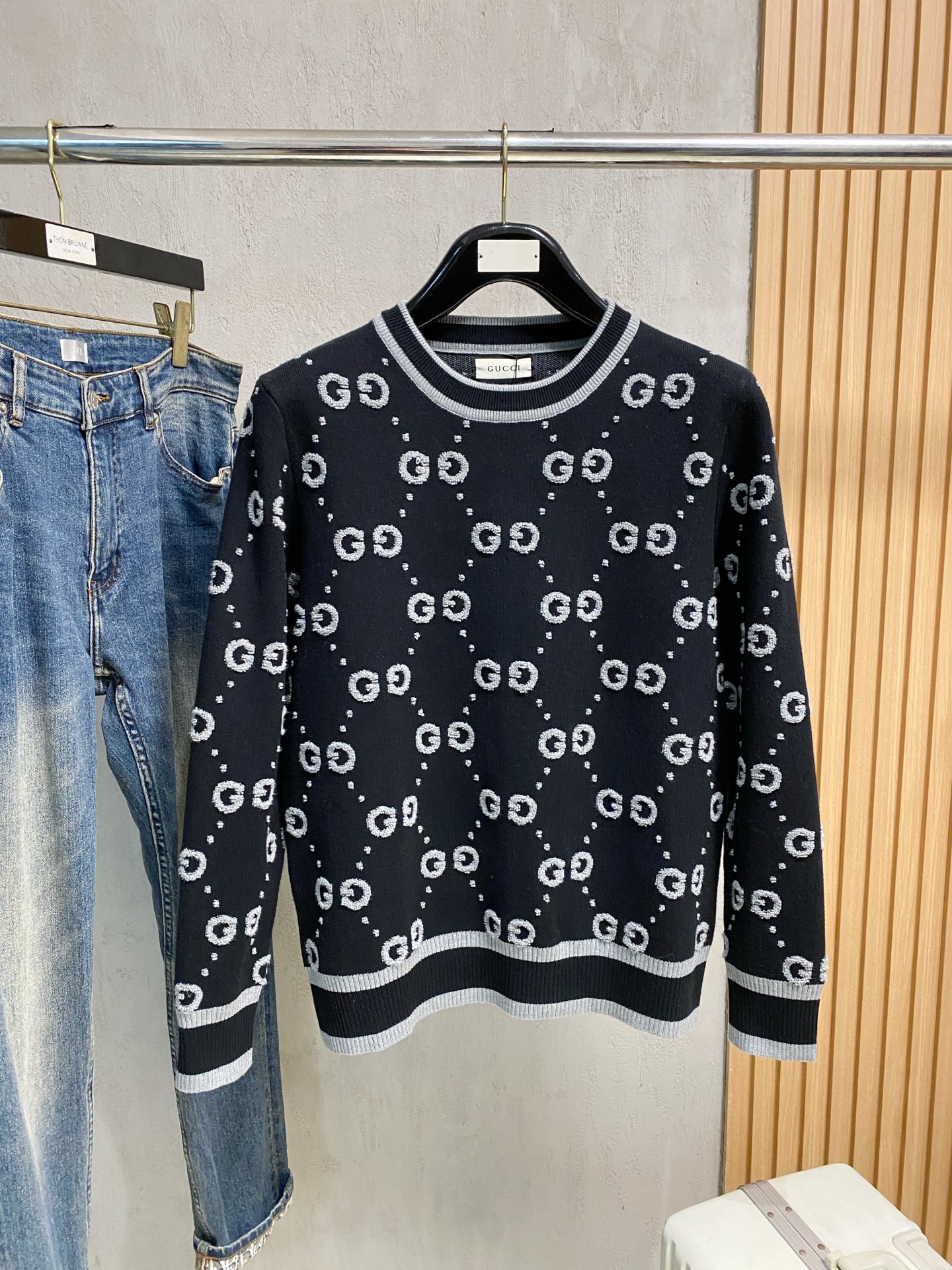 NO:572513,Gucci 2025 autumn and winter new knitted woolen sweater. High-quality Italian imported wool blend fabric, high-density knitting, fashionable and versatile sweater, very handsome. Classic Logo jacquard style. Durable and not easy to deform, version, can be easily held in various styles, classic fashion style that is sought after every year. Three standards are complete. High-quality bulk hei size M-3XL,, gucci, sweaters, alexander wang19860909古驰 2025秋冬新款针织羊毛衫 高品质意大利进口羊毛混纺面料,高密度针织,时尚百搭毛衣,帅气十足.经典Logo提花款.耐穿不易变形,版型,各种风格都能轻松Hold住,年年被追捧的经典时尚款 三标齐全 高品质大货hei 码数M-3XL,,gucci,sweaters,alexander wang,Men's clothing