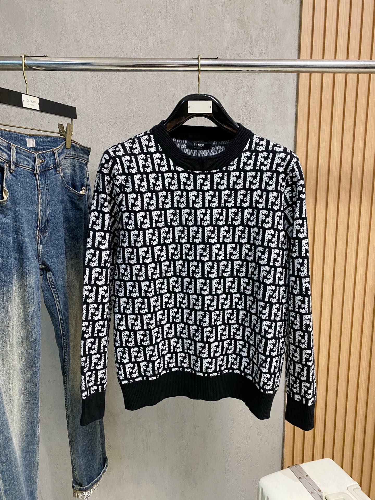 NO:572509,Fendi 2025 autumn and winter new knitted woolen sweater. High-quality Italian imported wool blend fabric, high-density knitting, fashionable and versatile sweater, very handsome. Classic Logo jacquard style. Durable and not easy to deform, version, various styles can be easily held, classic fashion style that is sought after every year. Three standards are complete. High-quality bulk hei size M-3XL,, fendi, sweaters, alexander wang19860909芬迪 2025秋冬新款针织羊毛衫 高品质意大利进口羊毛混纺面料,高密度针织,时尚百搭毛衣,帅气十足.经典Logo提花款.耐穿不易变形,版型,各种风格都能轻松Hold住,年年被追捧的经典时尚款 三标齐全 高品质大货hei 码数M-3XL,,fendi,sweaters,alexander wang,Men's clothing