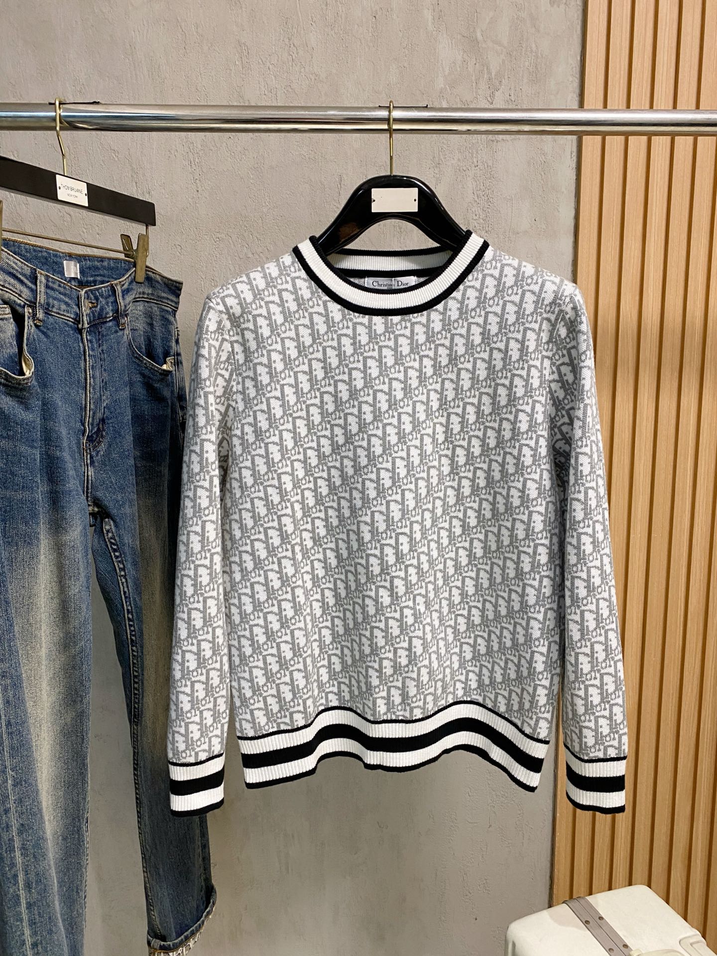 NO:572511,Dior 2025 autumn and winter new knitted woolen sweater. High-quality Italian imported wool blend fabric, high-density knitting, fashionable and versatile sweater, very handsome. Classic Logo jacquard style. Durable and not easy to deform, version, various styles can be easily held, classic fashion style that is sought after every year. Three standards are complete. High-quality bulk hei size M-3XL, dior, sweaters, alexander wang19860909迪奥 2025秋冬新款针织羊毛衫 高品质意大利进口羊毛混纺面料,高密度针织,时尚百搭毛衣,帅气十足.经典Logo提花款.耐穿不易变形,版型,各种风格都能轻松Hold住,年年被追捧的经典时尚款 三标齐全 高品质大货hei 码数M-3XL,,dior,sweaters,alexander wang,Men's clothing