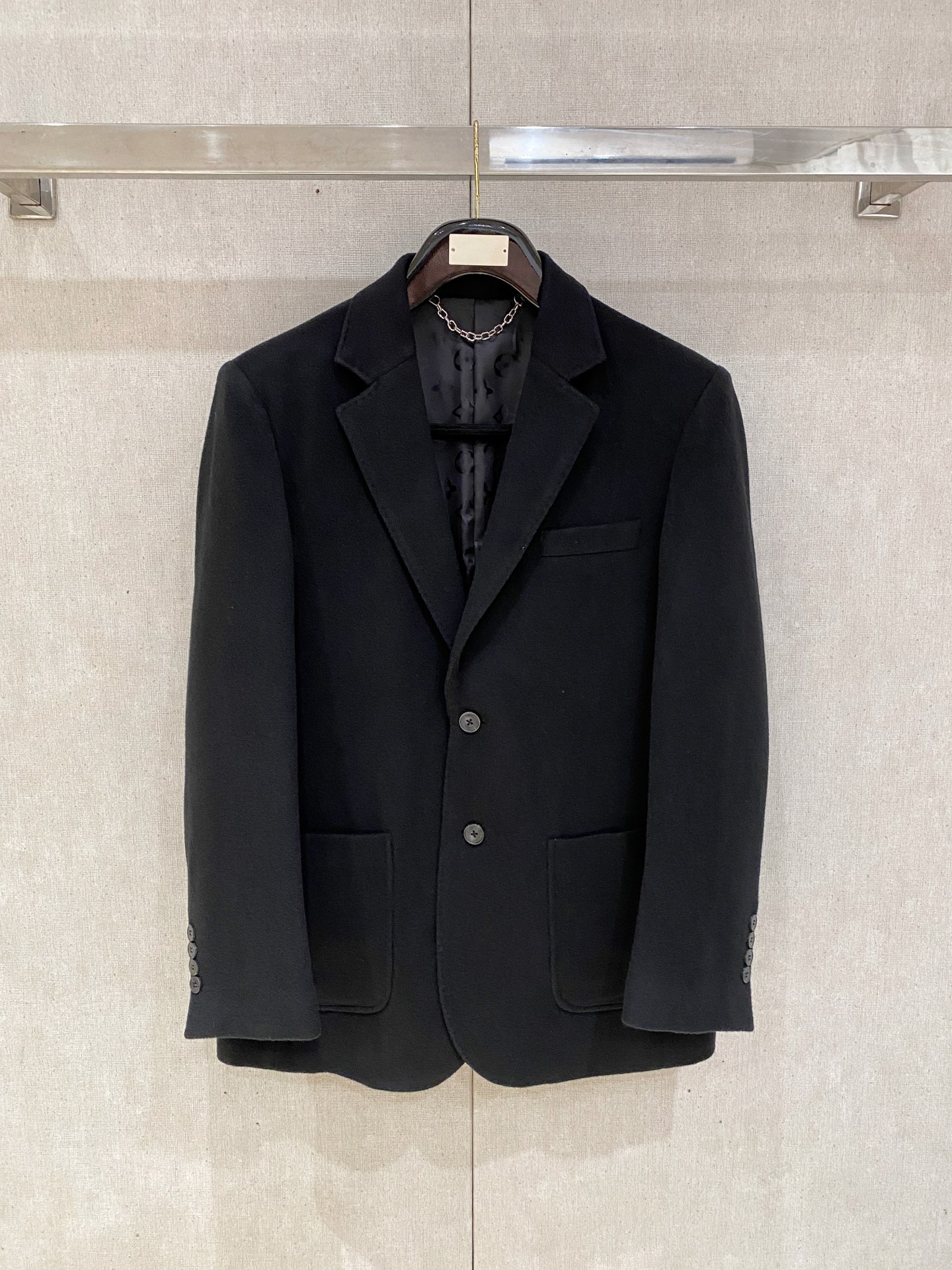 NO:530425,Louis Vuitton, Louis Vuitton, original single men's high-end woolen two-pin button suit, Hong Kong foreign company channel goods, heavyweight luxury products, high-end ready-to-wear limited edition models, exclusively sold in the industry!  Advertising album series!  Wool suits occupy a unique position in the fashion circle and have a high exposure in European and American street shootings. They are popular styling items. They have a strong sense of autumn and winter and classic retro labels. They are indispensable items in wardrobes. They are a killer-level unique weapon for styling on the street. They are a business card that measures men's taste!  The whole body shape still follows the aesthetic tone of VDeng's family, bringing the ascetic minimalist style to the extreme without the need for too many complex craftsmanship concepts and patterns. It only pleases the public with high-quality fabrics, excellent tailoring and exquisite craftsmanship. This is the essence and soul of VDeng. The simpler the work, the more test the designer's talent!  Fabrics and accessories are all supplied by customers. The top-notch merino wool raw materials imported from Australia are made of Italian century-old workshops. They are first-class quality in terms of fiber diameter and fineness. In addition, they are extremely high in number, heavy and thick, with extremely soft and delicate texture, and have excellent warmth coefficient. The inner part is made of high-end silk material, and there is also a classic Monogram presbyterian logo with fixed weaving on it, which strongly demonstrates the brand characteristics!  And it advocates and follows the brand genes!  The buttons are the finishing touch of the whole, greatly enriching the vision. They are made of luxurious retro electroplating alloy material. The structure of the whole body is extremely gorgeous and exquisite, with square structure, exquisitely carved abstract patterns, full of beauty, and exquisite craftsmanship details!  The tailoring is impeccable, slim fit, and is in line with the best ergonomic design. The lines are clean and neat. The classic two-pin buckle design can just balance the body's hard feeling, and the upper body looks more upright and agile and full of shape!  There is no doubt about the details, first-class quality packaging, and gifts are worth owning. The space for mixing and matching is extremely high, so you can easily play with the combination of various occasions such as workplace, leisure, and socializing. The turtleneck shirt is excellent inside, and the scarf is very elegant and elegant. In short, it is a very high-end item!  With official cabinet dust bag!  Size M-3XL M size shoulder width 46cm-bust 98cm-length 71cm-sleeve length 60cm L size shoulder width 47cm-bust 102cm-length 72cm-sleeve length 61cm XL size shoulder width 48cm-bust 106cm-length 73cm-sleeve length 62cm XXL size shoulder width 49cm-bust 110cm-length 74cm-sleeve length 64cm 3XL size shoulder width 50cm-bust 114cm-length 76cm-sleeve length 66cm Size recommendation (standard version) Height 174-140 catties, try on L size appropriate!  A boy can choose M code within 128 catties, a L code for 138-140 catties, a XL code for 140-153 catties, a XXL code for 153-168 catties, and a 3XL code for 168-183 catties!  ,,louis vuitton,louis vuitton,business suit,real silk,alexander wang19860909Louis Vuitton路易威登 原单男士高端羊毛呢两粒扣西装,香港洋行渠道货,重磅级品鉴奢华产物,高级成衣限量款,业界独家售卖！广告画册系列！ 羊毛西装单品在时装圈占据独特的地位,在欧美街拍中有着极高的曝光率,属于炙手可热的造型单品,本身自带浓郁的秋冬感以及经典的复古标签,属于衣橱不可或缺的必备单品,属于出街拗造型的杀手锏级的独门利器,属于衡量男人品味的一张名片！ 通体的造型依然沿袭了V登家的美学基调,将禁欲系极简风发挥到极致,无需过多繁复的工艺概念和图案 LOGO 来标榜,仅以优质的面料、绝佳的剪裁以及精湛的工艺来取悦大众,这才是真正V登的精髓与灵魂,越简约的作品越考验设计师的才华！ 面料篇面料与辅料皆为客供,澳洲纯进口的顶级美利奴羊毛原料,意大利百年工坊定织定染而成,无论在纤维直径、细度都属于一流品质,另外支数极高,重磅厚实,质感极为柔软细腻,保暖系数优越,内里采用高档真丝材质,同样上面有定织的专属经典Monogram老花标识,很有力的彰显了品牌特质！且标榜和沿袭了品牌基因！ 纽扣篇纽扣的点缀是整体的点睛之笔,极大的丰富了视觉,采用奢华的复古电镀合金材质制成,通体的构造极为华丽精致,方型结构,精雕抽象花纹,美感十足,颇具匠心细腻的工艺细节！ 剪裁无可挑剔,修身合体,符合人体最佳工学设计,线条感干净利落,经典两粒扣设计,能够恰到好处的平衡身体坚硬的感觉,上身更显挺拔矫健,型格十足！ 细节毋庸置疑,品相包装一流,送礼自留都值得拥有,混搭空间极高,可以轻松玩转职场、休闲、社交等各个场合的搭配组合,内搭高领衫极为出色,搭配围巾非常儒雅气质,总之是一款非常高级的单品！附带官柜防尘袋！尺码M-3XL M码肩宽46cm-胸围98cm-衣长71cm-袖长60cm L码肩宽47cm-胸围102cm-衣长72cm-袖长61cm XL码肩宽48cm-胸围106cm-衣长73cm-袖长62cm XXL码肩宽49cm-胸围110cm-衣长74cm-袖长64cm 3XL码肩宽50cm-胸围114cm-衣长76cm-袖长66cm 尺码推荐（标准版型） 身高174-140斤,试穿L码合适！ 男生体重128斤以内选择M码,138-140斤选择L码,140-153斤选择XL码,153-168斤选择XXL码,168-183斤选择3XL码！,,louis vuitton,louis vuitton,business suit,real silk,alexander wang,Men's clothing