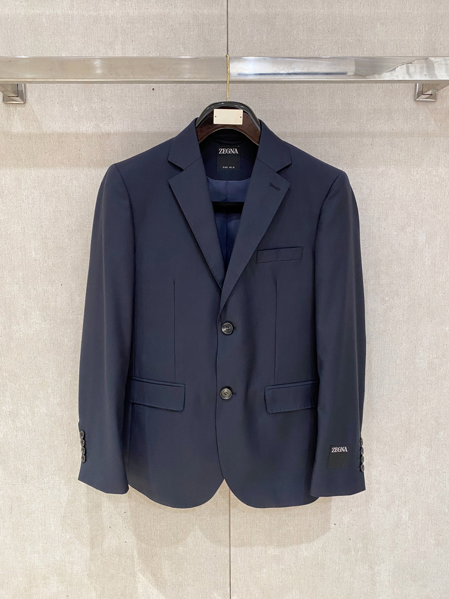 NO:530448,(New Product) EZ family men's business and casual plaid wool suit/single West, high-end foreign business products, palace-level luxury goods tasting, F/W autumn and winter new products, official picture album!  Exclusive sale!  !  As a recognized fashion item, plaid suits are undoubtedly one of the most vital elements in the fashion circle. They appear very frequently, are simple and distinctive. They are a good medicine for improving vision. They come with a fashionable label in terms of dressing, which is intellectual and elegant and demonstrates taste and temperament. Prince of Wales Check is made of wool textiles specially designed by the British landlord class in the 19th century. They are also typical noble plaids for Scotland. They are quite luxurious and are given a retro and high-end feel!  Customer-supplied high-end selection Achill Farm 85 ultrafine merino wool 15 mulberry silk, fabric produced by Italian workshop, can be tested by professional institutions, high-density fiber, so that the texture and comfort of the fabric can reach the peak. The extremely luxurious fabric ensures the quick return and lasting and straightness of the suit, and to a certain extent, it reduces the weight of up to 30, making people feel light and breathable!  The craftsmanship is first-class in terms of production. It is made strictly in accordance with Italian craft standards. It has more than 300 ready-to-wear processes. The buttons on the whole body are made of Spanish horns. Each particle has its own natural texture structure. It is unique and tastes very delicious. The pure handmade participation is more ingenious. Every detail shows the luxurious quality!  The restrained and low-key plaid mixing coefficient is extremely high, and the taste and elegant temperament are compatible. The outfits easily interpret unique fashion attitudes and gentlemanly styles!  The turtleneck sweater is perfect!  Urban business commuting and leisure are perfect!  Size 48-56 48 shoulder width 43 bust 98 long 69 sleeve length 59 50 shoulder width 44 bust 102 long 70 sleeve length 60 52 shoulder width 45 bust 106 long 71 sleeve length 61 54 shoulder width 46 bust 110 long 72 sleeve length 62 56 shoulder width 47 bust 114 long 73 sleeve length 63 size is smaller 48 can wear about 110 catties 50 can wear about 130 catties 52 can wear 150 catties 54 can wear 165 catties 56 can wear 182 catties, alexander wang19860909(新品)EZ家族男士商务休闲格平纹羊毛西服/单西,高端洋行出品,殿堂级品鉴奢华臻物,F/W秋冬新品,官方画册款！独家售卖！！ 格纹西服作为公认的时尚单品,无疑是时尚圈生命力最强的元素之一,出镜率极高,简单而个性鲜明,是改良视觉的良药,在穿搭方面自带时髦标签,即知性儒雅又彰显品位气质,Prince of Wales Check）形态订织而成,19世纪英国地主阶级专门设计的羊毛纺织品,亦是苏格兰典型的贵族御用格纹,相当华贵,被赋予了复古和高级感！ 客供高级甄选 Achill Farm 85超细美利奴羊毛15桑蚕丝,意大利工坊出品面料,可以专业机构检测,高密度支数纤维,让面料的质感与舒适感达到登峰造极,极为奢华的面料,保证了西服的快速回型和持久笔挺,并且一定程度上减轻高达30的重量,让人倍感轻便透气！ 工艺制作水平方面都堪称一流,严格按照意大利工艺标准制作,300多道成衣工序,通身的纽扣采用西班牙牛角打磨制成,每一粒都自带天然的纹理构造,独一无二,细品颇具味道,纯手工的参与更具匠心,每处细节无不彰显出奢华品质！ 内敛而低调的格纹混搭系数极高,品味与优雅气质兼容并蓄,穿搭轻松诠释与众不同的时尚态度与绅士型格！内搭高领羊毛衫俱佳！都市商务通勤与休闲完美兼备！尺码48-56 48肩宽43胸围98衣长69袖长59 50肩宽44胸围102衣长70袖长60 52肩宽45胸围106衣长71袖长61 54肩宽46胸围110衣长72袖长62 56肩宽47胸围114衣长73袖长63 尺码偏小48可穿110斤左右50穿130斤52可穿150斤,54可穿165斤56可穿182斤,,alexander wang,Men's clothing