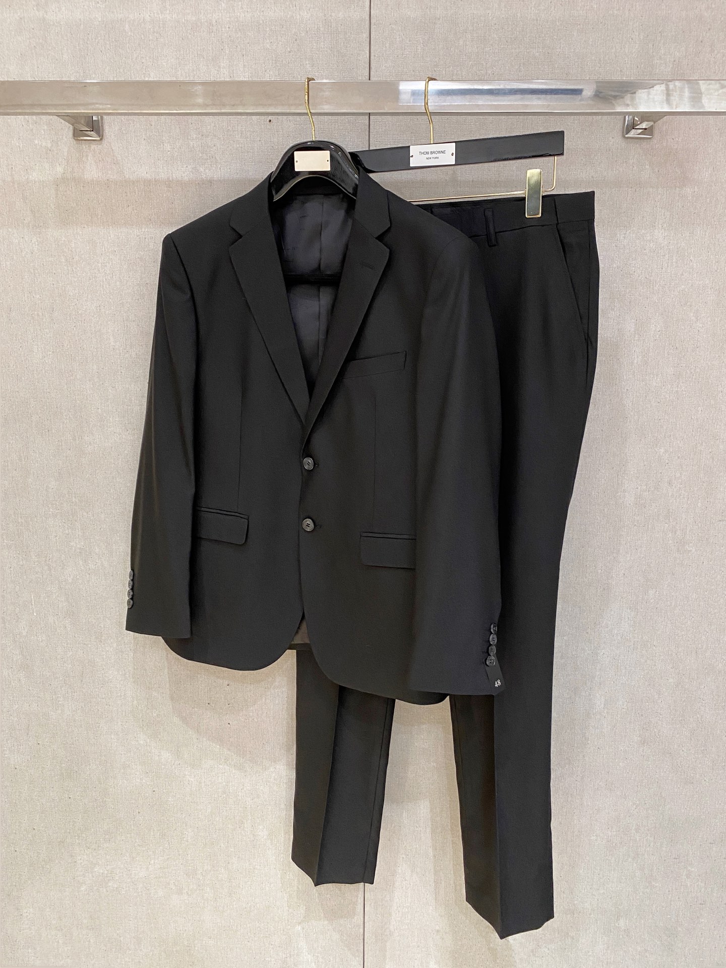 NO:530427,(New Product) Ber family men's business and casual wool suit set (exclusive storage bag), Hong Kong foreign business channel goods, heavyweight luxury goods, original Italian production, new products in early autumn in 25 years, exclusive to the entire network!  Classic Ace Town Store single product!  !  Ber is a luxury brand with a strong historical and cultural heritage. It has always been favored by the upper class and is destined to be owned by a few people, such as President Kennedy, the Rothschild family, the Greek ship king and Picasso!  An extremely luxurious platinum-grade item, which has great investment value and significance. A suit is an irresistible equipment for men. It is the best tool to improve taste and style. It is a must-have item for wardrobe. It is a killer-level unique weapon for going out to shape. It is a business card to measure men's taste!  The overall styling design follows the modern minimalist tone of the Ber family, with a classic and fashionable two-pin button design. The trousers are decorated with classic brand badges and logos, presented in exquisite embroidery, full of gorgeousness and light luxury, and are soul-like close-ups. The whole body is clean and neat, and the upper body is very easy to highlight the temperament and fashion sense, both capable, handsome and casual and comfortable!  The lining is equipped with Ber's latest woven elements. The design inspiration comes from the love letter written by Louis XV, France. It is full of romanticism and legendary colors. The prints are very beautiful and exquisite, with a strong sense of retro and poeticity, and belong to the soul-style inheritance!  The top-notch merino wool raw materials imported from Australia are exclusively supplied by Akiel Ranch. The fabric is high-density and fine. It has been certified by the World Wool Bureau and has a fiber coefficient of 12MILMIL. It is the pinnacle of high-end luxury fabrics. The texture and comfort of the fabric achieve first-class experience. The texture is very delicate and has excellent luster. It also has good thermal and anti-wrinkle functions, and has excellent ductility!  The craftsmanship level inherits the rigor and exquisiteness of the Italians. The significantly perfect hand-made keyholes, and the edge-covering lines are all hand-sewn by the workshop's top tailor masters. The arch is neat and fine, and it is very ingenious. The finished product of a suit generally needs to go through more than 400 rigorous processes, which is quite shocking!  The classic and versatile black color scheme can easily dominate many occasions, both solemn and harmonious, and the outfit shows calmness, confidence and a sense of high-end aura. Workplace commuting, official negotiation, political and other aspects can all perform very well. It is the first choice for urban elite men!  The tailoring is invincible, the classic Italian modern business slim tailoring is in place, and the shoulders and waistline are handled perfectly. The upper body is full of style, capable and elegant, with a perfect sense of lines, which easily highlights temperament. It is an excellent styling tool in the dressing season!  Matched with high-end dust bag Size: M-XXXL Size data M: bust 100cm-shoulder width 43cm-front coat length 70cm-backcloth length 68cm-sleeve length 60.5cm-sleeve fat 19.2 cuffs 13.15 L: bust 104cm-shoulder width 44cm-front coat length 72cm-backcloth length 70cm-sleeve length 62cm-sleeve fat 19.85 cuffs 13.5 XL: bust 108cm-shoulder width 45cm-front coat length 74cm-backcloth length 72cm-sleeve length 63.5cm-sleeve fat 20.5 cuffs 13.85 XXL: bust 112cm-shoulder width 46cm-front coat length 76cm-backcloth length 74cm-sleeve length 65cm  -Sleeve fat 21.15cm cuffs 14.2 XXXL size bust 116cm - shoulder width 47cm - front length 78cm - back length 76cm sleeve length 66.5cm - sleeve fat 21.8cm cuffs 14.55 M size: waist 80cm - hip 98.8cm - leg circumference 30.2cm - crotch position 30cm - pants length 109cm L size: waist 84cm - hip circumference 102cm - leg circumference 31cm - pants length 112cm XL size: waist circumference 88cm - hip circumference 105.2cm - leg circumference 31.8cm - crotch position 32cm - pants length 115cm XL size: waist circumference 88cm - hip circumference 105.2cm - leg circumference 31.8cm - crotch position 32cm - pants length 115cm  XXL size: waist circumference 92cm - hip circumference 108.4cm - leg circumference 32.6cm - crotch position 33cm - pants length 117cm XXXL size waist circumference 96cm hip circumference 111.6cm - leg circumference 33.4cm - crotch position 34cm - pants length 119cm, louis vuitton, business suit, alexander wang19860909(新品)Ber家族男士商务休闲羊毛西服套装（专属收纳袋）,香港洋行渠道货,重磅级品鉴奢物,意大利原厂出品,25年早秋新品,全网独家！经典王牌镇店单品！！ Ber属于有着浓厚历史文化沉淀的一个奢华品牌,一直备受上流社会青睐,注定被少数人所拥有的高级宝藏私品,诸如肯尼迪总统、罗斯柴尔德家族、希腊船王以及毕加索这一级别的！ 极为奢华的一款白金级单品,非常具有投资价值和意义,西装对于男人属于无法抗拒的装备,属于提升品味和格调的最佳利器,属于衣橱必备的穿搭单品,属于出街拗造型的杀手锏级的独门利器,属于衡量男人品味的一张名片！ 整体的造型设计,沿袭了Ber家族现代极简主义基调,经典时尚两粒扣设计,裤身饰有经典品牌徽章标识,以精美刺绣体呈现,满满的华丽与轻奢感,属于灵魂式特写,通身干净利落,上身极易凸显气质和时髦感,即干练帅气亦随性惬意！ 内衬搭载Ber最新色织元素,设计灵感来源于法国路易十五亲笔书写的情书,极富充满浪漫主义和传奇色彩,印花非常优美且精致,颇具浓浓的复古和诗意感,属于灵魂式的传承！ 澳洲纯进口的顶级美利奴羊毛原料,阿基尔牧场独家供应,面料高密度且精细,经世界羊毛局认证,纤维系数12MILMIL,属于高级奢华面料中的巅峰之作,面料的质感与舒适感达到一流体验感,质地挺刮细腻,光泽感亦极好,并具备良好的免烫抗皱功能,延展性非常优越！ 工艺水准传承了意大利人的严谨与精致,显著完美的手工锁眼,包边走线均由工坊顶级裁缝大师纯手工缝制,拱针对条工整精细,非常匠心,一套西服成品大体需经过严谨的400多道工序,相当震撼！ 经典百搭黑调配色,可以轻松主导很多场合,亦庄亦谐,穿搭尽显从容自信和高级气场感,职场通勤、公务谈判、政律等都可以表现非常出色,都市精英男士的首选！ 剪裁无敌,经典的意式现代商务修身剪裁,每一寸都拿捏到位,肩部与腰线处理相当完美,上身型款十足,干练而优雅,线条感完美,极易凸显出气质,属于穿搭季绝佳的造型利器！搭配高档防尘袋 尺码:M-XXXL尺码数据  M码:胸围100cm-肩宽43cm-前衣长70cm-后衣长68cm-袖长60.5cm-袖肥19.2袖口13.15 L码:胸围104cm-肩宽44cm-前衣长72cm-后衣长70cm-袖长62cm -袖肥19.85袖口13.5 XL码:胸围108cm-肩宽45cm-前衣长74cm-后衣长72cm-袖长63.5cm -袖肥20.5袖口13.85 XXL码:胸围112cm-肩宽46cm- 前衣长76cm-后衣长74cm- 袖长65cm -袖肥21.15cm袖口14.2 XXXL码胸围116cm-肩宽47cm- 前衣长78cm-后衣长76cm袖长66.5cm- 袖肥21.8cm袖口14.55 M码:腰围80cm-臀围98.8cm- 腿围30.2cm-裆位30cm-裤长109cm L码:腰围84cm-臀围102cm-腿围.31cm- 裆位31cm-裤长112cm XL码:腰围88cm-臀围105.2cm-腿围31.8cm-裆位32cm-裤长115cm XXL码:腰围92cm-臀围108.4cm-腿围32.6cm-裆位33cm-裤长117cm XXXL码腰围96cm臀围111.6cm-腿围33.4cm-裆位34cm-裤长119cm,,louis vuitton,business suit,alexander wang,Men's clothing