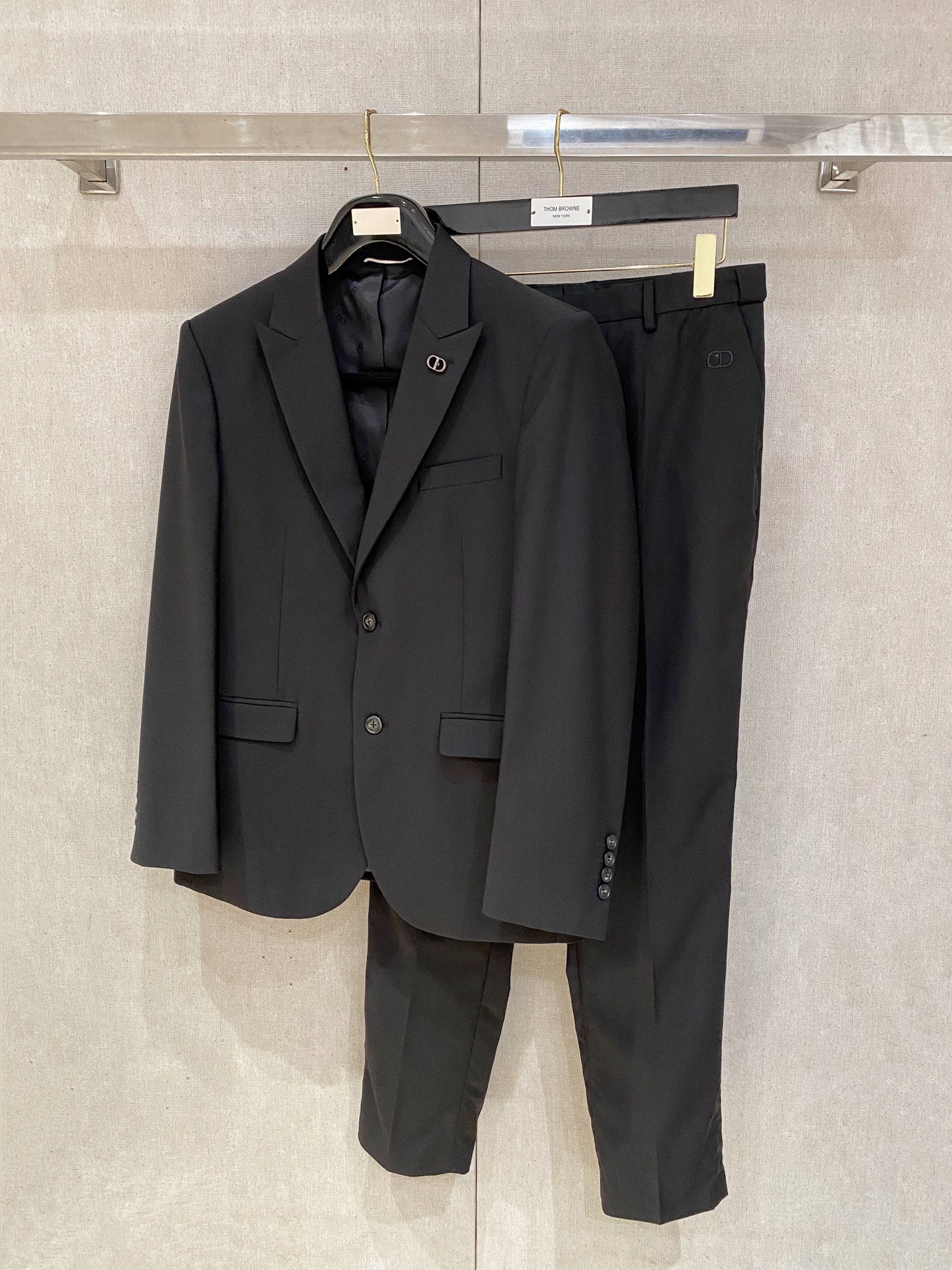 NO:530430,(New product)!  CD follows excellent handicraft methods, combining exquisite technology with modern and elegant style and rich design styles to demonstrate modern and exquisite elegant shapes, galloping on the battlefield like a wild horse... 2025 Four Seasons Di*r homme Fashion C2 series wool suit Classic C2 style cut, suitable for Asian body shape design, stylish men's suits that have no reason to refuse, are extremely tasteful and show the charm of men. Suits as stylists must be held with a high degree of attention, and the use of fabrics is the top priority. The suits are made of 130 imported Australian wool sheeps. After multiple processes of meticulous work, they maintain the initial, purest and softest form. The style sewing is integrated into shape, thus reflecting the main characteristics of DH style aesthetic awareness.  The lining is made of imported copper-ammonia fiber fabric, and is designed with DH's special double Stockman cutting technology to create the shape ratio of the chest, shoulders and waist, create a fashionable concept, and demonstrate the unique luxury of the distinctive brand. The fabric with the same responsibility is comparable to that of the suit, and the high-quality craftsmanship cutting is first-class. The appearance is beautiful and generous, the inner and outer edge design is tightly sewn. The thigh-tech needle edge sealing technology shows the brand's luxury inner charm. Please do not miss it, the good quality is impeccable. It is not just sold without splitting it. Color: black Size: 48-56 Size data 48: bust 98cm-shoulder width 43cm-clothes length 71cm-sleeved length 61cm-waist circumference 80cm-leg circumference 60cm-crotch position 30cm-pants length 114cm  Size 50: Bust 102cm-shoulder width 44cm-cloth length 72cm-sleeved length 62cm-waist circumference 84cm-leg circumference 62cm-crotch position 31cm-trouser length 115cm 52: Bust 106cm-shoulder width 45cm-cloth length 73cm-sleeved length 63cm-waist circumference 88cm-leg circumference 64cm-crotch position 32cm-trouser length 116cm 54: Bust 110cm-shoulder width 46cm-cloth length 74cm-sleeved length 65cm-waist circumference 92cm-leg circumference 66cm-crotch position 33cm-trouser length 117cm  56 size: bust 114cm-shoulder width 47cm-clothes length 75cm-sleeves length 65cm-waist 96cm-leg circumference 68cm-crotch position 34cm-trouser length 118cm, business suit, alexander wang19860909(新品)！CD遵循卓越的手工艺方法,糅合精湛技术与现代时尚优雅风范及丰富的设计款式彰显摩登精致的典雅造型,如同驾驭野马般驰骋沙场... 2025四季Di*r homme 时尚C2系羊毛套西 经典C2版型裁剪,适合亚洲人的身型的设计,没有任何理由拒绝的型男款西服套装,极具品味尽显男士魅力风采. 西装做为型格主义单品必须要把持有度,面料的采用重中之重.套装体均采用进口澳洲130支初剪羊毛制作,历经多道工序的精工细作,保持了那份最初,最纯,最柔软的形态.版型缝制一体塑造成型,从而体现DH风格审美意识的主要特征. 内衬运用进口铜氨丝纤维面料制作,采用DH特殊的双重Stockman裁剪工艺设计,打造胸,肩,腰的型格比例,营造时尚潮流的理念,彰显鲜明的品牌所具备的独特奢饰. 同等担当的面料,细节媲美西装,高品质工艺化的裁剪堪称一流.外形美观大方内外兼修铐边设计严丝合缝.聚股械针封边工艺彰显品牌奢华内在魅力.请勿错过,好品质无可挑剔. 不拆分不单卖整套出售.颜色:黑色 尺码:48-56尺码数据 48码:胸围98cm-肩宽43cm-衣长71cm-袖长61cm-腰围80cm-腿围60cm-裆位30cm-裤长114cm 50码:胸围102cm-肩宽44cm-衣长72cm-袖长62cm-腰围84cm-腿围62cm-裆位31cm-裤长115cm 52码:胸围106cm-肩宽45cm-衣长73cm-袖长63cm-腰围88cm-腿围64cm-裆位32cm-裤长116cm 54码:胸围110cm-肩宽46cm-衣长74cm-袖长65cm-腰围92cm-腿围66cm-裆位33cm-裤长117cm 56码:胸围114cm-肩宽47cm-衣长75cm-袖长65cm-腰围96cm-腿围68cm-裆位34cm-裤长118cm,,business suit,alexander wang,Men's clothing