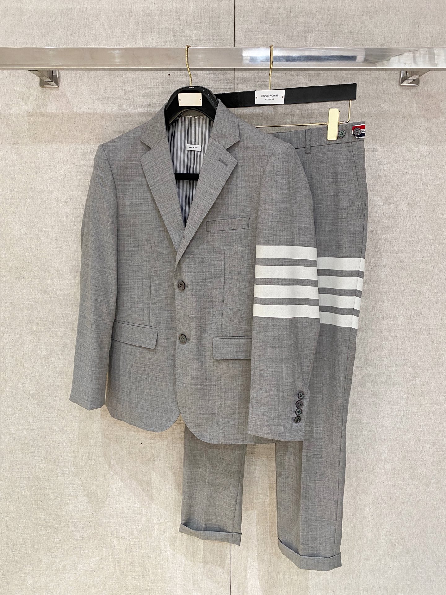 NO:530439,(New product) TB25 four-season new classic three-pin buckle fashionable wool single, the same classic color wool wool wool wool suit for men and women!  Trading company channels, and the official website will be released on RMB!  TB word-of-mouth channel orders are rare, and you cannot miss the channel ruthless products. There is no problem with all kinds of details. It is a first-class hard-core quality product with quality control!  This single-size selection is made of imported wool materials. It is definitely not the ordinary nylon cotton yarn on the market. It has a precise feel, good breathability and extension, classic stripes and color details inside, and a flat, smooth and anti-static surface!  The brand new 3D cutting ratio and classic three-pin buckle design have a clear muscles and bones that can better modify the body shape, which is very suitable for daily wear of OLs in the workplace!  The classic colour of the sleeves and arms are woven in four bar logos, and the grosgrain jacquard strips are woven in instrumental jacquard. The red, white and blue stripes are oily in color and texture are integrated, demonstrating the distinctive luxury charm of the brand!  Customized natural mother buckle details are provided for customer-supply, with smooth, round and shiny texture, which brings the sense of luxury to the extreme!  As the most stylish outfit, especially the 'project' of successful people, suits must be equipped with your status and have a strong sense of resilience in the workplace. This TB is the best choice!  Size 1-4 Size 1 shoulder width 42cm-bust 100cm-length 66cm-sleeve length 60cm 2 Size shoulder width 43cm-bust 104cm-length 68cm-sleeve length 61cm 3 Size shoulder width 44cm-bust 108cm-leeve length 70cm-sleeve length 62cm 4 Size shoulder width 45cm-bust 112cm-leeve length 72cm-sleeve length 63cm, alexander wang19860909(新品)TB25四季新款经典三粒扣时尚羊毛单西,男女同款经典色织四条杠标识休闲翻领西服套装！贸易公司渠道,同步官网发售RMB！TB口碑渠道订单稀出,你不容错过的渠道狠货,各种细节做工都没有问题,品控一流的硬核精品！ 此款单西精选客供进口羊毛材质打造,绝非市面上一般的尼龙棉纱,具备精密的手感,良好的透气性和延长性,内里经典条纹色泽细节,垫面平整光滑抗静电！焕然一新的3D裁剪比例,经典的三粒扣设计,筋骨分明更能修饰身型,非常适合职场OL日常穿着搭配！袖臂经典色织四条杠标识,后领罗缎提花彩条,采用器械式提花工艺编织而成,红白蓝条纹色泽油润,纹理一体化,彰显鲜明的品牌独特奢华魅力！客供定制天然母贝扣细节,质感光滑圆润有光泽,更是将奢华感展现到极致！西服作为最有格调的着装,特别是成功人士的门面“工程”,要标配起你们的身份地位,在职场中游韧有余,这款TB莫过于最好的选择！尺码1-4 1码肩宽42cm-胸围100cm-衣长66cm-袖长60cm 2码肩宽43cm-胸围104cm-衣长68cm-袖长61cm 3码肩宽44cm-胸围108cm-衣长70cm-袖长62cm 4码肩宽45cm-胸围112cm-衣长72cm-袖长63cm,,alexander wang,Men's clothing