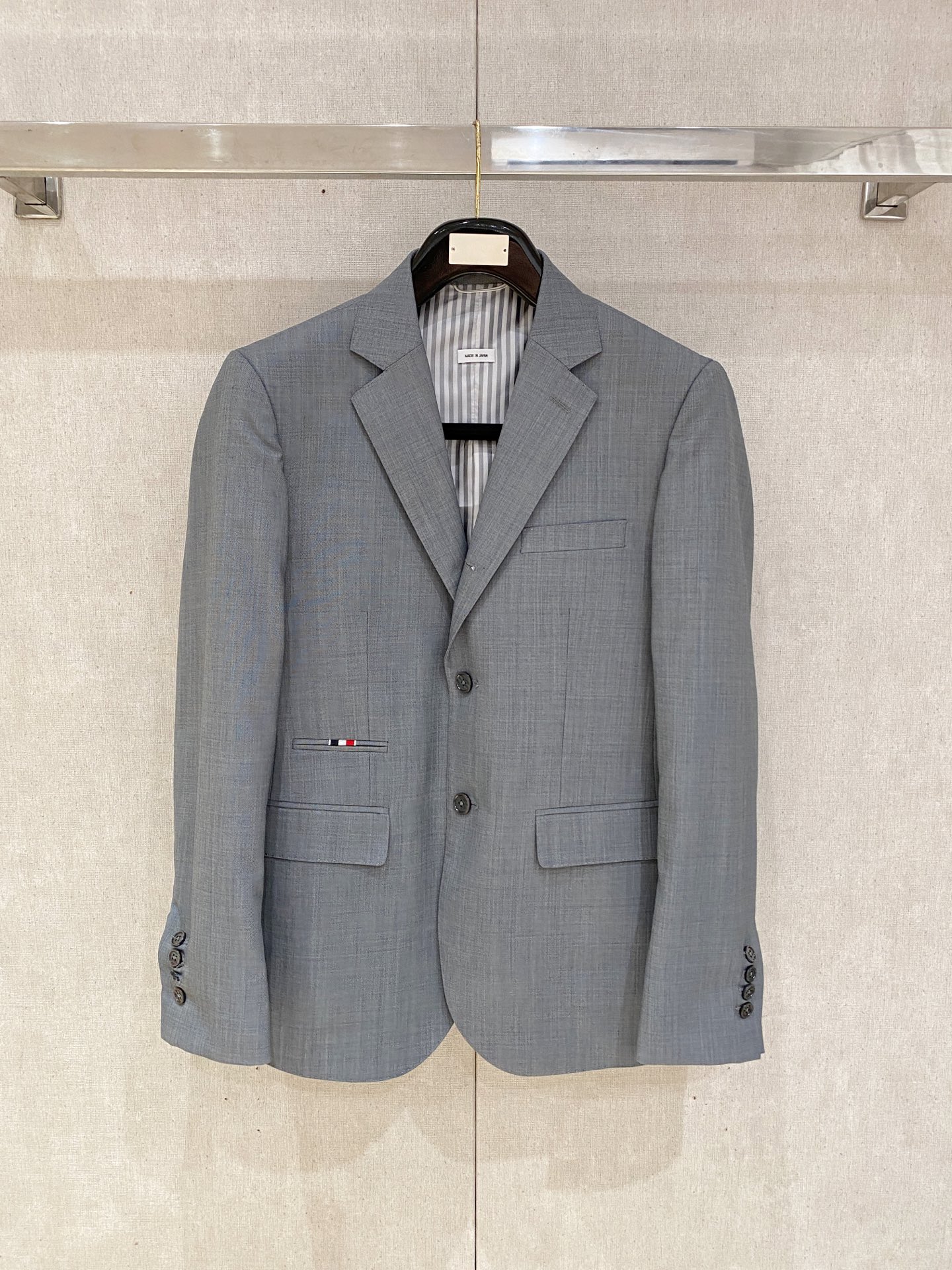 NO:530445,TB/Sam Buzzney men's high-end fashion wool single/suit, foreign business channel products Early spring show series, official albums and official cabinets for sale, very star-level item, a suit with high appearance and both quality and style, single item is an indispensable item in the wardrobe, a killer-level unique weapon for going out to the street, a business card to measure men's taste, and has unique attribute functions to wear across the four seasons! TB's design finally conveys an American emotion rooted in high-quality handmade art and precise tailoring, which can make suit items more interesting and fashionable, challenge old-fashioned traditional suits, can be business and casual, can be shaped on high streets, reshape fashion aesthetics, and establish a new high-luxury taste, exclusive products of British Academy, upstart gentlemen! The market is rare and rare, with first-class quality. It is excellent in terms of craft design, pattern and fabric. The craftsmanship level has inherited the world's top Belvest workshop production. It is a first-class luxury OEM manufacturer in Japan. It is a remarkable and perfect hand-locked Milan eye. The edge-covered line is hand-sewn by the workshop's top tailor master. The arch is neat and fine, and it is very ingenious. The finished product of a suit generally needs to go through more than 220 rigorous processes, which is quite shocking! The buttons are made of carefully polished natural horn buckles, and each piece has a unique texture structure! Customers provide Australian Merino's top luxury worsted wool fabric, which is super high density and fine, with a very delicate texture, and has good scalding and anti-wrinkle function. It has excellent ductility and exquisite details. It is equipped with the iconic four-bar, which is a soul-style injection, which greatly enriches the overall vision and is quite fashionable. It reaches a consensus with the red, blue and white stripes lined with it! The tailoring is invincible, following the TB signature SLIM slim fit style, every inch is well grasped, the upper body is full, both solemn and harmonious, and it is a perfect match that can be encountered but hard to come by! Size 1-5, maximum wearable 1.78180 catties, louis vuitton, business suit, alexander wang19860909TB/桑姆·布*尼男士高级时装款羊毛单西/西服,洋行渠道臻品 早春秀场系列,官宣画册及官柜挂售款,非常明星级的一款单品, 高颜值且品型兼备的一款西装,单西属于衣橱不可或缺的必备单品,属于出街拗造型的杀手锏级的独门利器,属于衡量男人品味的一张名片,具备独特的属性功能可以横跨四季穿搭！ TB 的设计从而一终地传达了一种根植于高品质手工艺术与精准剪裁的美式情感,可以让西装单品变得更有趣味性,更具时髦感,挑战古板传统式西装,可商务休闲,可高街拗造型,重塑时装审美,建立全新的高奢品味、英伦学院、新贵绅士专属产物！ 市面稀缺罕见,品相一流,无论从工艺设计还是版型及面料都堪称上乘,工艺水准传承了世界顶级Belvest工坊制作,属于日本一流奢侈品代工厂商,显著完美的手工锁米兰眼,包边走线均由工坊顶级裁缝大师纯手工缝制,拱针对条工整精细,非常匠心,一件西服成品大体需经过严谨的220多道工序,相当震撼！纽扣采用精心打磨的天然牛角扣,每粒都有着独一无二的纹理构造！ 客供澳洲美利诺顶级奢华精纺羊毛面料,超高密度且精细,质地挺刮细腻,并具备良好的免烫抗皱功能,延展性非常优越,细节精致考究,搭载标志性四条杠,属于灵魂式的注入,极大的丰富了整体视觉,颇具时髦感,与之内衬红蓝白条纹元素达成共识！ 剪裁无敌,沿袭了TB招牌性SLIM修身版型,每一寸都拿捏到位,上身型款十足,亦庄亦谐,驾驭各种场合,可遇而不可求的极品！尺码1-5码 最大可穿1.78180斤,,louis vuitton,business suit,alexander wang,Men's clothing