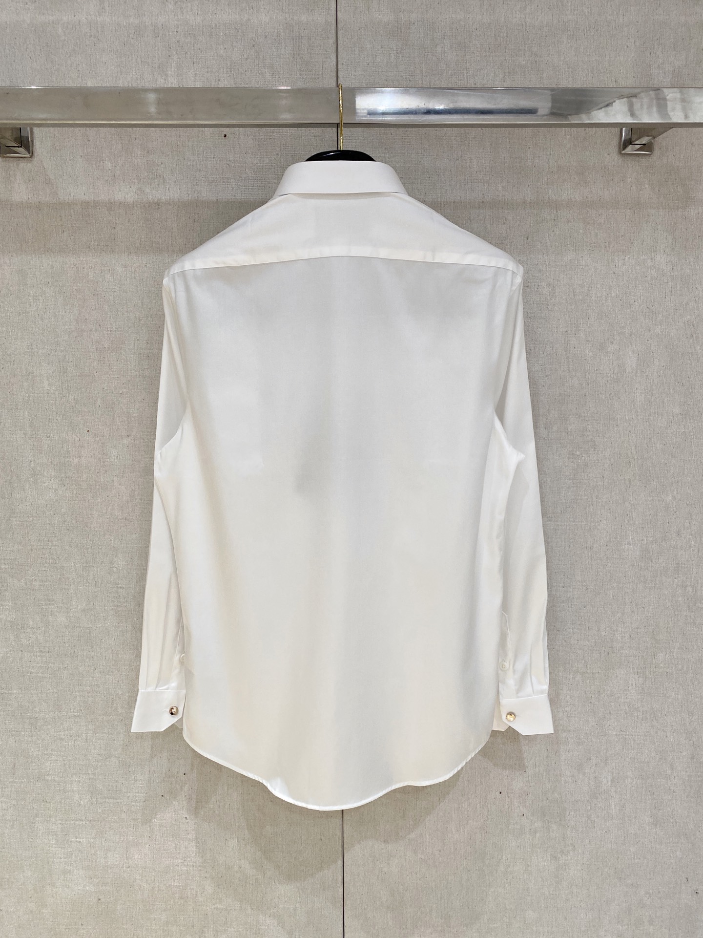 🌾退换🔥 强势上新，新款不断！！！新款衬衫，高级面料高级做工，顶级品质！！！S一XXLS穿125左右m穿