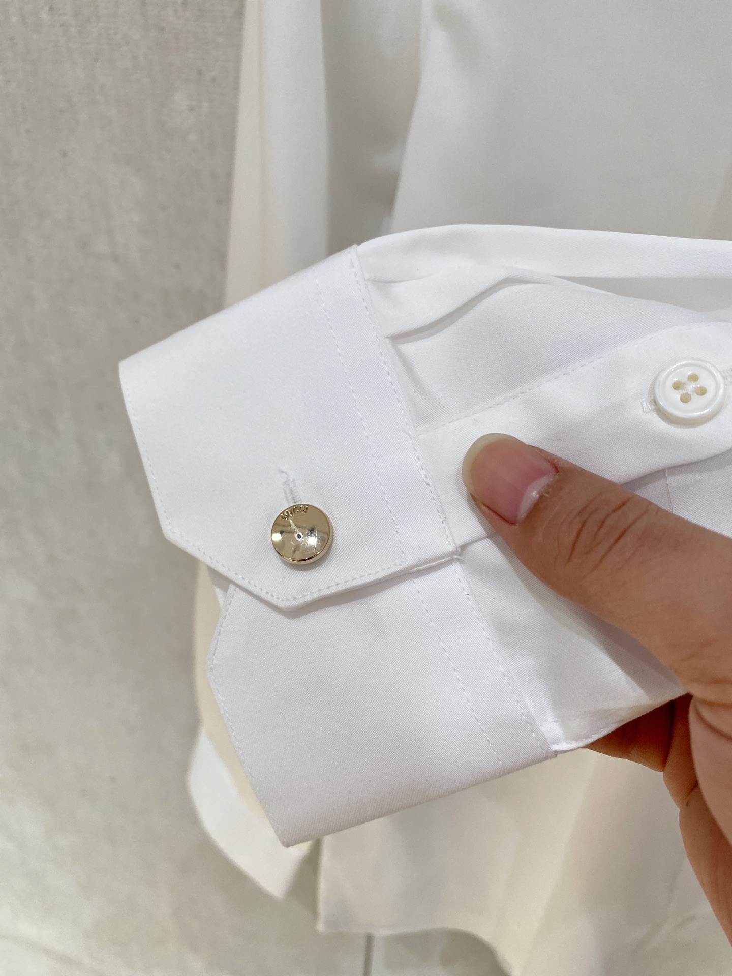 🌾退换🔥 强势上新，新款不断！！！新款衬衫，高级面料高级做工，顶级品质！！！S一XXLS穿125左右m穿