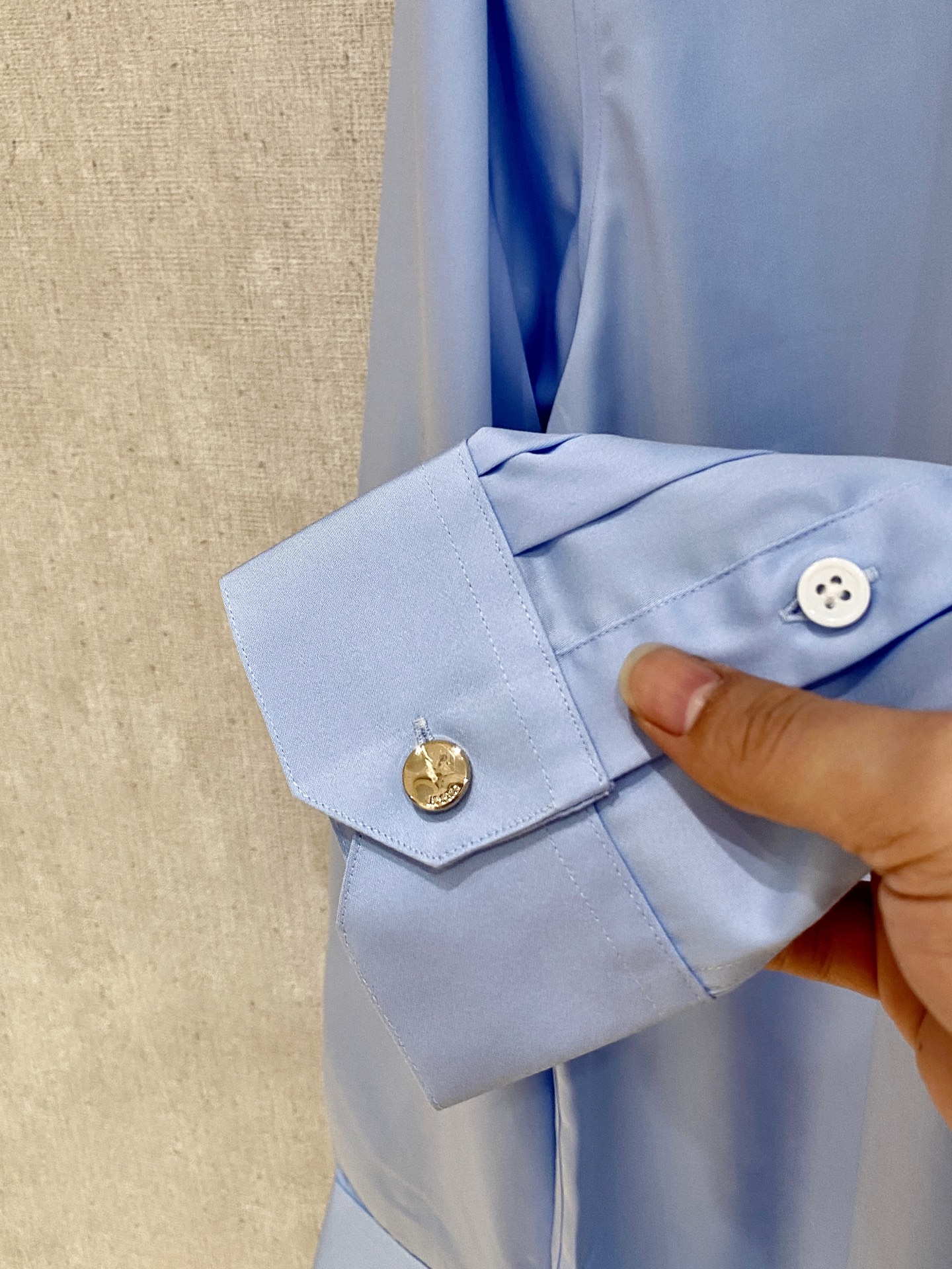 🌾退换🔥 强势上新，新款不断！！！新款衬衫，高级面料高级做工，顶级品质！！！S一XXLS穿125左右m穿