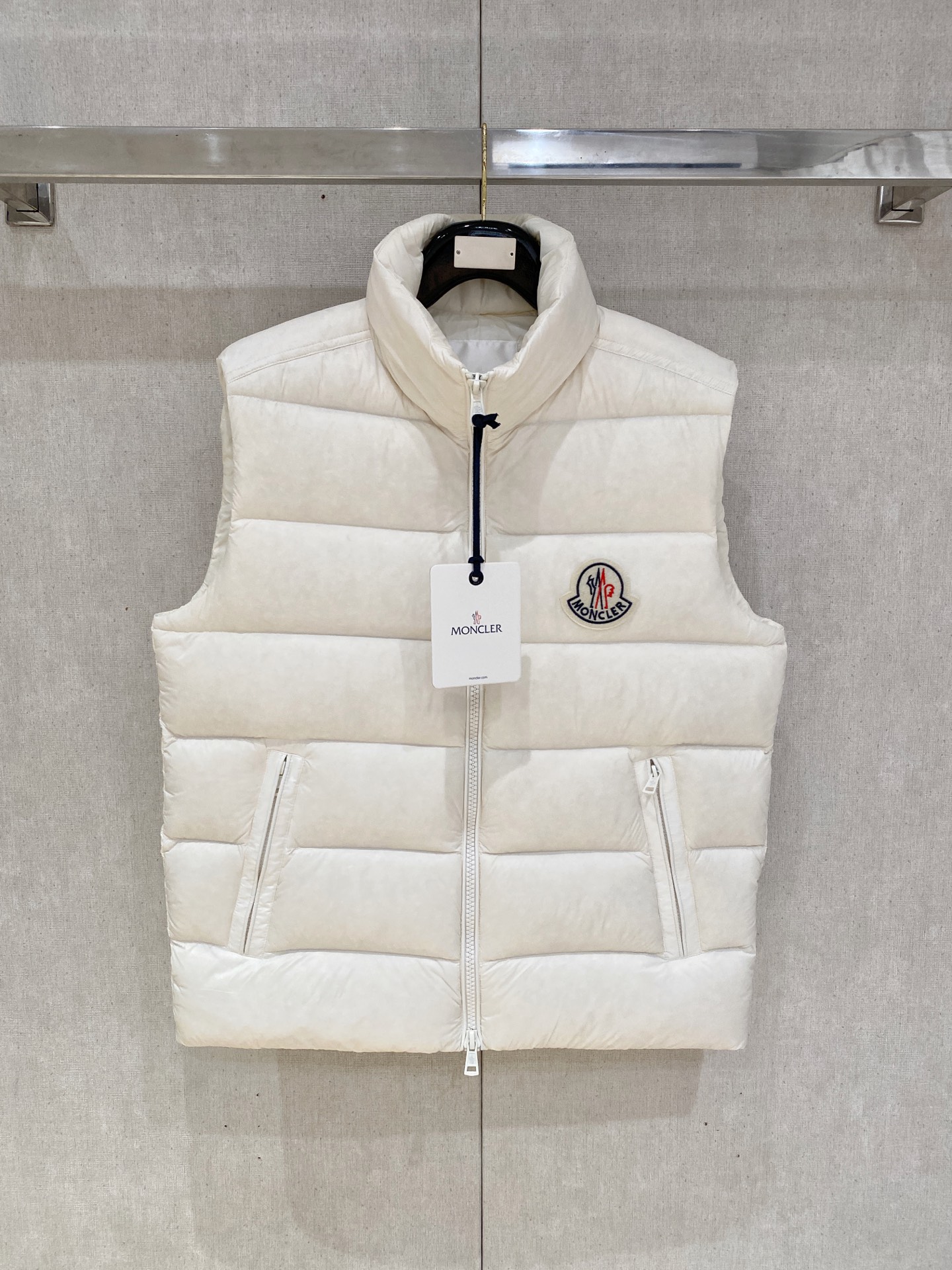 NO:530438,The top version P 530MONCLER 2025 latest Mon*ler Gien series vest vest classic Gien series is the best style that Mon must be released every year. The counter is sold simultaneously, warm, light, comfortable and casual. Mon as a representative figure in the down industry in autumn and winter has a classic that never gives up. The glorious history belongs to its supreme glory! The design inherits the same classic cutting design in the past. The down vest vest vest uses high-density polyester amine fiber exterior material, which is the Toray 12D painted nylon fabric imported from Japan. This fabric feels extremely smooth and comfortable without roughness, bright and bright color, windproof, cold and resistant to diamond undies. 90 white duck down, extremely warm, light and breathable, fluffy and full without any odor! The chest is equipped with the exclusive logo of Mon that has always adhered to embroidered felt craft.  The seasonal design is upgraded and updated every year. The classic three-color wavy fine webbing with a double-layer national flag on the side is different from the old models in previous years. The precious and thick hardware details reflect the extraordinary identity of this product. The double-headed zipper design also reflects the full sense of modern fashion. The new color striped placket design elements reflect the rich artistic atmosphere of Mon, and various signs indicate its value and significance. A must-have model for everyone to use! Color black Size 1-2-3-4-5 (M~3xl), Moncler, down jacket, alexander wang19860909顶级版本P 530MONCLER 蒙口 2025最新款Mon*ler Gien系列背心马甲 经典的Gien系列每年Mon必出的精品款式.柜台同步发售,保暖轻盈舒适休闲.Mon做为秋冬季节羽绒行业的代表人物拥有永不言败的经典,辉煌历史属于它至高无上荣耀! 设计上继承了以往一样的经典裁剪设计.羽绒马甲背心,运用了高密聚脂胺纤维外料也就是日本进口的东丽12D漆面尼龙面料.此等面料手感极为顺滑舒适无粗糙感,色泽光亮艳丽且防风抗寒抗钻绒. 90白鸭绒,保暖性极强,轻便透气,蓬松饱满且无任何异味!胸前配备了一贯坚持的刺绣毛毡工艺Mon的专属标志. 时节性的设计每一年都升级更新改造.侧身添加了双层国旗的经典三色波浪纹细织带装饰区别于往年的老款.珍贵厚实五金细节体现此款产品不一般的身份.双头拉链设计也体现了十足的现代时尚感.新型彩条纹的门襟设计元素体现出Mon的艺术气息浓郁,种种迹象表明它的价值意义.呼吁人手一件的必备款! 颜色黑色 尺码1-2-3-4-5（M～3xl）,,Moncler,down jacket,alexander wang,Men's clothing