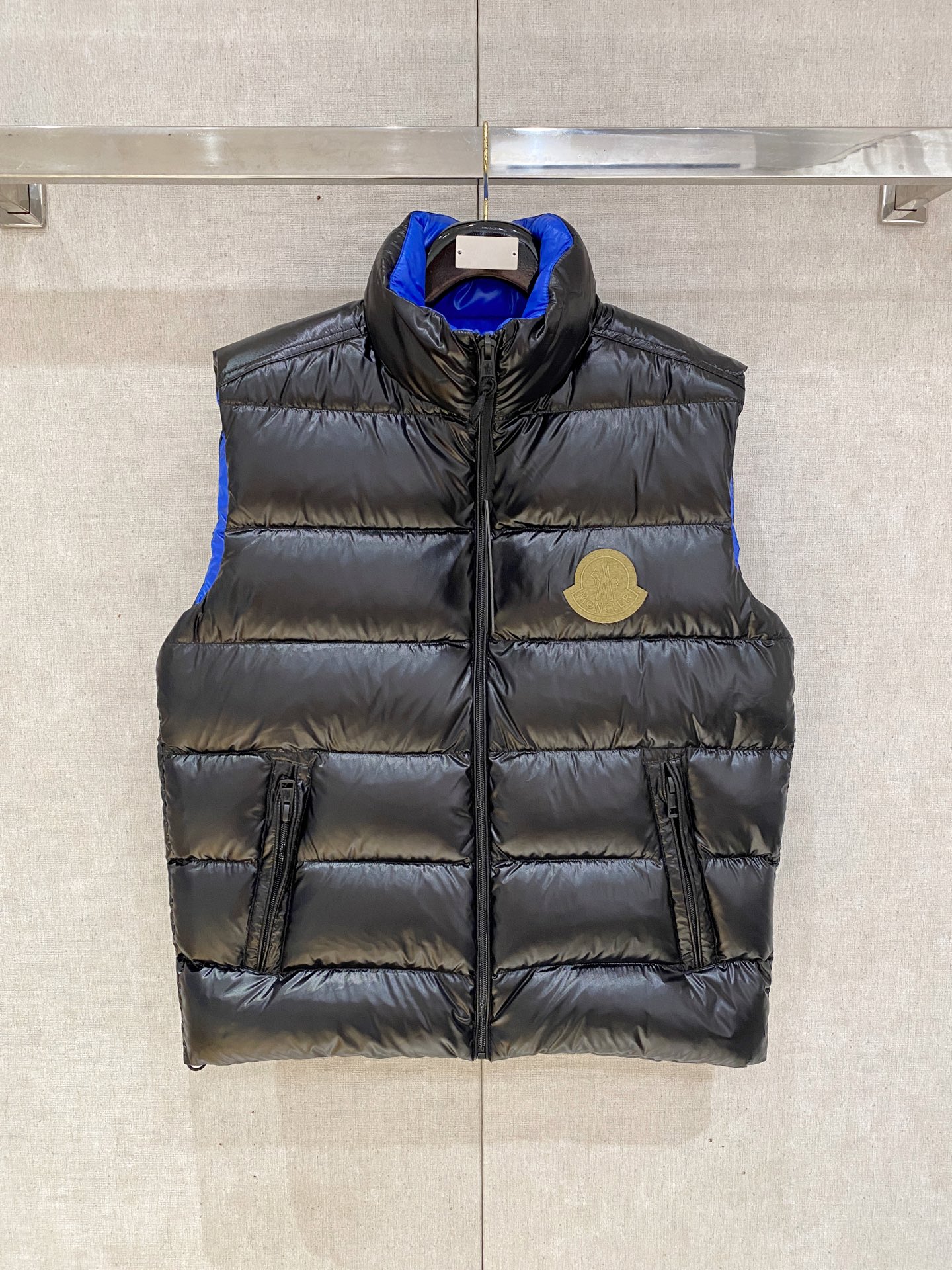 NO:530441,Top version MONCLER 2025 latest Mon*ler Gien series vest vest classic Gien series is the best style that Mon must be released every year. The counter is sold simultaneously, warm, light, comfortable and casual. Mon as a representative figure in the down industry in autumn and winter has a classic that never gives up. The glorious history belongs to its supreme glory! The design inherits the same classic cutting design as before. The down vest vest vest uses high-density polyester amine fiber exterior material, which is the Toray 12D painted nylon fabric imported from Japan. This fabric feels extremely smooth and comfortable without roughness, bright and bright color, windproof, cold and resistant to diamond undies. 90 white duck down, extremely warm, light and breathable, fluffy and full without any odor! The chest is equipped with the exclusive logo of Mon's embroidered felt craft that has always been adhered to.  The seasonal design is upgraded and updated every year. The classic three-color wavy fine webbing with a double-layer national flag on the side is different from the old models in previous years. The precious and thick hardware details reflect the extraordinary identity of this product. The double-headed zipper design also reflects the full sense of modern fashion. The new color striped placket design elements reflect the rich artistic atmosphere of Mon, and various signs indicate its value and significance. A must-have model for everyone to use! Color black Size 1-2-3-4-5 (M~3xl), Moncler, down jacket, alexander wang19860909顶级版本 MONCLER 蒙口 2025最新款Mon*ler Gien系列背心马甲 经典的Gien系列每年Mon必出的精品款式.柜台同步发售,保暖轻盈舒适休闲.Mon做为秋冬季节羽绒行业的代表人物拥有永不言败的经典,辉煌历史属于它至高无上荣耀! 设计上继承了以往一样的经典裁剪设计.羽绒马甲背心,运用了高密聚脂胺纤维外料也就是日本进口的东丽12D漆面尼龙面料.此等面料手感极为顺滑舒适无粗糙感,色泽光亮艳丽且防风抗寒抗钻绒. 90白鸭绒,保暖性极强,轻便透气,蓬松饱满且无任何异味!胸前配备了一贯坚持的刺绣毛毡工艺Mon的专属标志. 时节性的设计每一年都升级更新改造.侧身添加了双层国旗的经典三色波浪纹细织带装饰区别于往年的老款.珍贵厚实五金细节体现此款产品不一般的身份.双头拉链设计也体现了十足的现代时尚感.新型彩条纹的门襟设计元素体现出Mon的艺术气息浓郁,种种迹象表明它的价值意义.呼吁人手一件的必备款! 颜色黑色 尺码1-2-3-4-5（M～3xl）,,Moncler,down jacket,alexander wang,Men's clothing