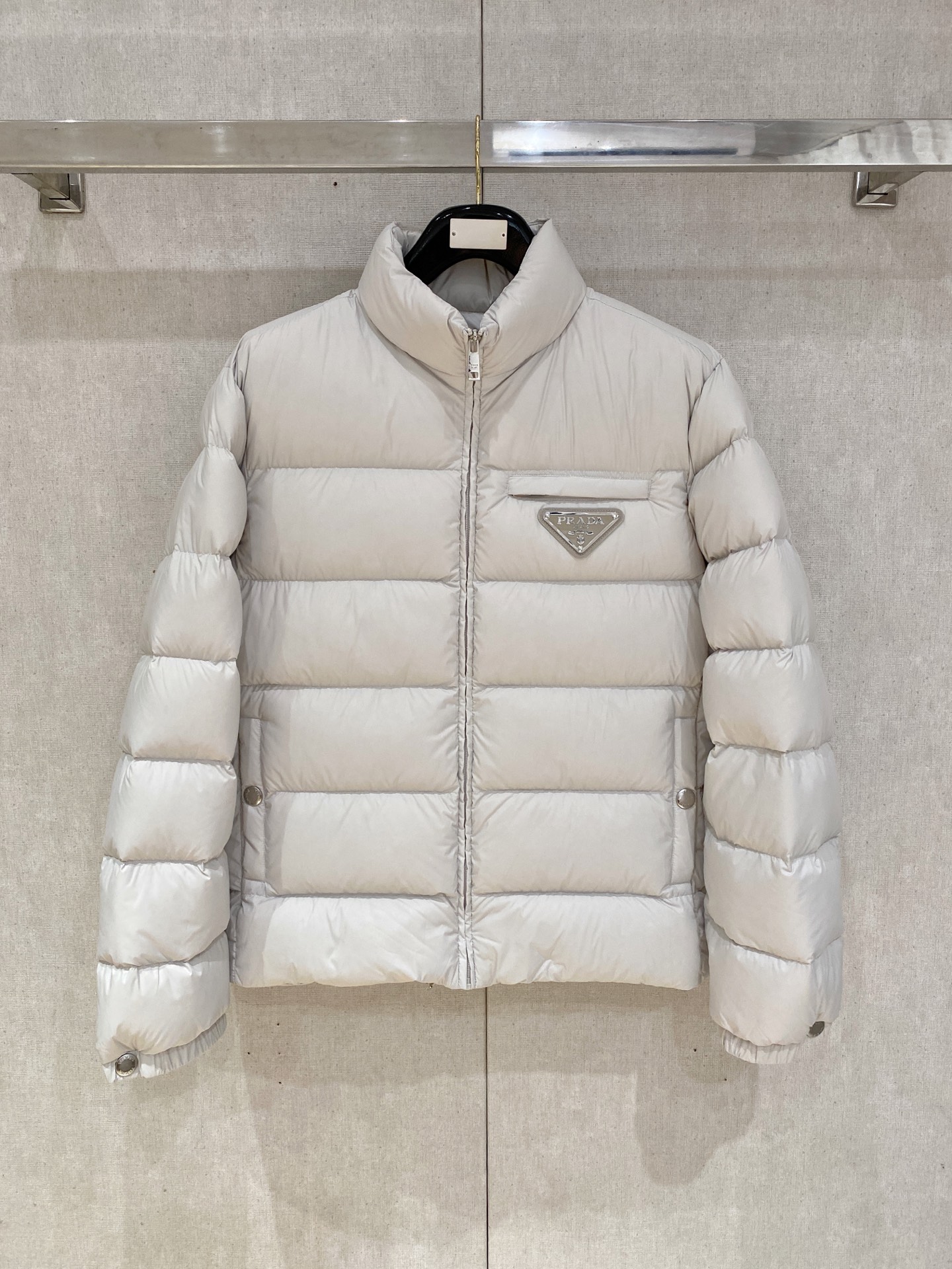 NO:530447,Super-grade down Prada Tech lightweight fabric style down jacket. It uses goose down filling original equipment Product details Prada's signature triangle logo ogo decorates this Tech lightweight tear-resistant down jacket. The body is full of modern charm, interpreting the street dress style; To ensure the sustainable care of the product, maintain its characteristics and reduce its environmental impact, it is recommended not to wash the product frequently, let it dry naturally after each use, and entrust a professional environmentally friendly dry cleaner for dry cleaning. Loose style Straight tailing sleeves Zipper zipper zipper inlay bags Shoulder-falling design Straight tailing hem, goose down lining Classic triangle logo on the front Size48-56,,prada, jackets & coats, down jacket, alexander wang19860909特级羽绒Prada 科技轻质面料风羽绒外套.采用鹅绒填充原厂配套 产品详情 Prada标志性的三角标ogo,装点这款科技轻质抗撕裂面料羽绒外套.衣身弥漫摩登魅力,诠释街头着装风格； 为确保产品的可持续护理,保持其特性并减少其对环境的影响,建议不要频繁清洗产品,每次使用后让其自然晾干,并委托专业的环保干洗店进行干洗. 宽松版型 直裁衣袖 拉链拉合 拉链式嵌线袋 落肩设计 直裁下摆 ,鹅绒加衬 正面经典三角标 Size48-56,,prada,jackets & coats,down jacket,alexander wang,Men's clothing