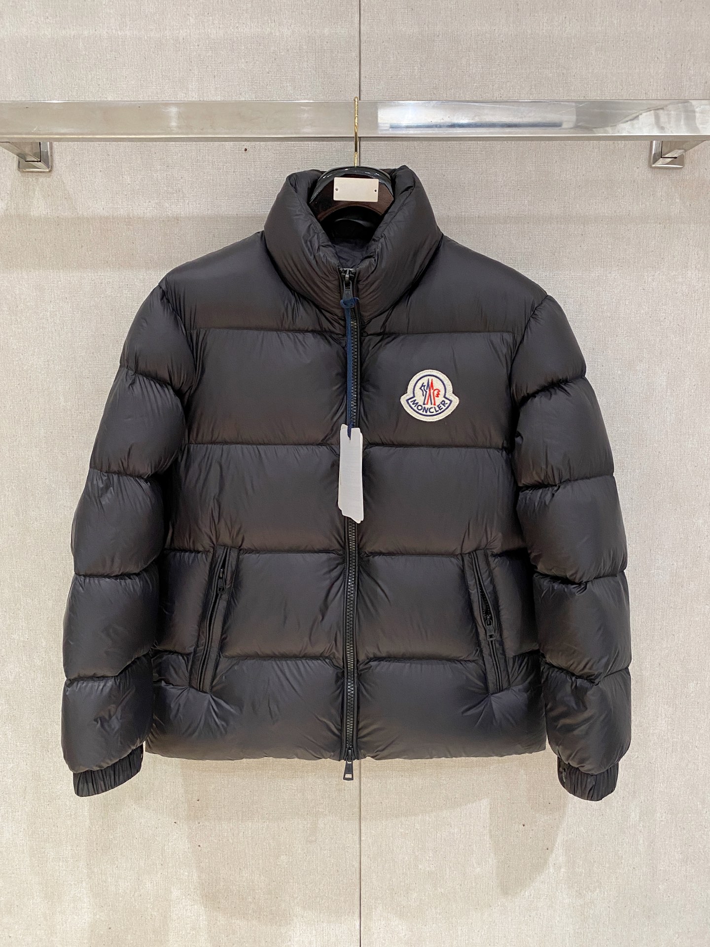 NO:530444,The highest-end version of the market, 320g three-color new product (M0NCLER autumn and winter new product Jarama men's short down jacket jacket lacquered jacket larama short down jacket is a personalized item designed for modern men who focus on functionality and beauty. Filling white goose down velvet contains 90 fabric nylon, polyester moderate thickness ingredient content lining: polyester hood: polyester fiber fabric: polyester fiber back body: nylon pattern solid color collar hooded sleeve long sleeve sleeve, fall placket zipper long regular style fit elastic without elastic Size 48-56,, jackets & coats, jackets & coats, down jacket, hats, alexander wang19860909市场顶级最高版,充绒320克三色新品(M0NCLER 秋冬新品Jarama男士短款羽绒服夹克克外套 larama短款羽绒夹克是一款个性单品,专为注重功能性和美观的现代男士设计. 填充物白鹅绒含绒量90面料锦纶,涤纶 厚度适中成分含量里料:聚酯纤维兜帽:聚酯纤维面料:聚酯纤维外后身:锦纶 图案纯色领型连帽袖长长袖袖型,落衣门襟拉链衣长常规款版型合身弹力无弹力 尺码48-56,,jackets & coats,jackets & coats,down jacket,hats,alexander wang,Men's clothing