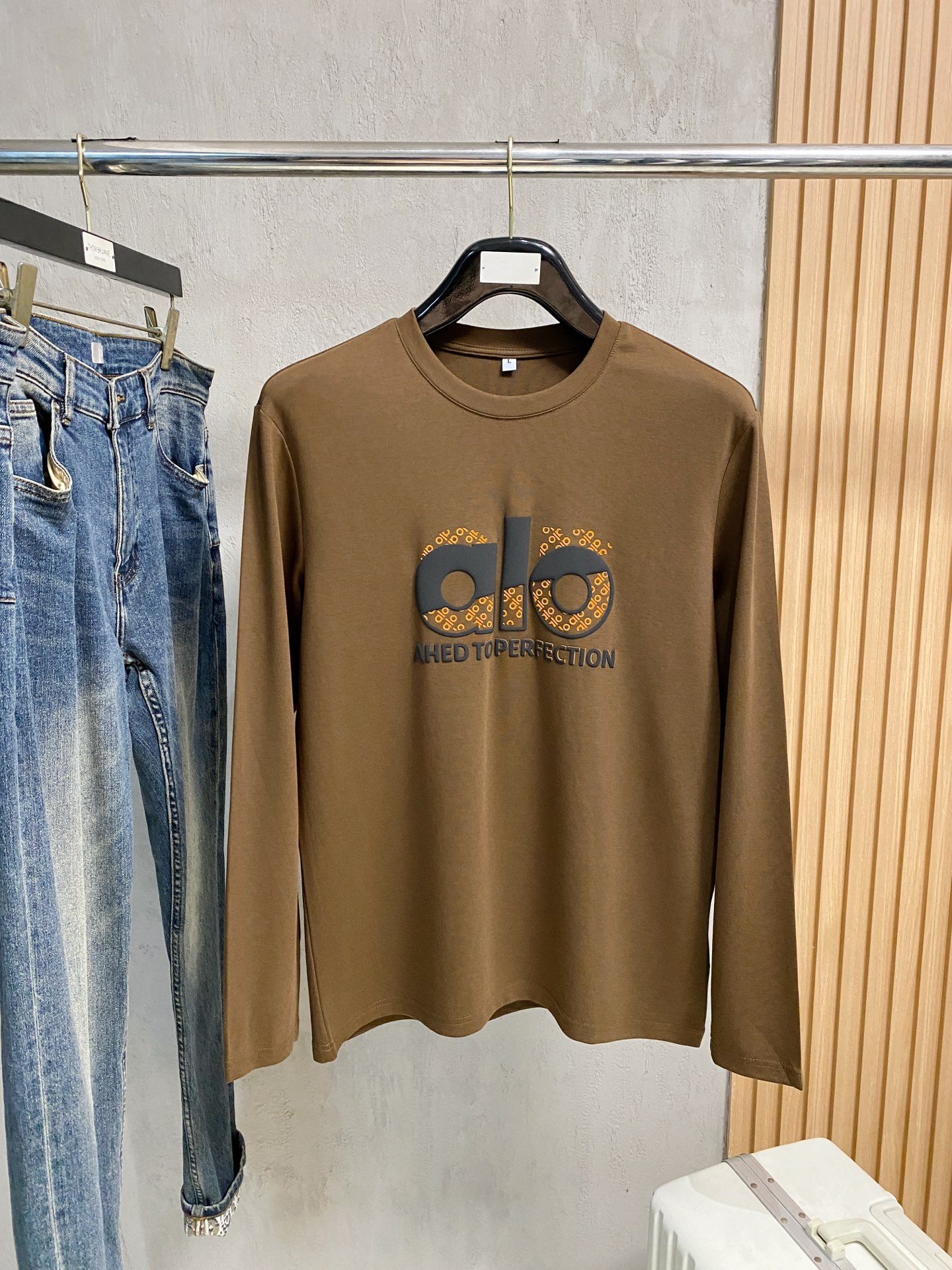 NO:524553,Ferragamo 25ss autumn [new product] new trade order round neck long sleeve base shirt long sleeve T-shirt internet celebrity style!  The upper body is comfortable and breathable, not stiff, and the overall three-dimensional sense is rich, and the quality export orders meet the simple needs of commuters for dress. The upper body is very effective, it looks slim and does not picky about the figure. The fabric workmanship... Improper, good craftsmanship can make you look good and tasteful, a must-have item for everyone. Number of codes M-4XL, ferragamo,tees, t-shirt, alexander wang19860909菲拉格慕25ss秋季【新品】新款贸易订单圆领长袖打底衫长袖T恤网红款！上身舒适透气,不僵硬,整体有着丰富的立体感,品质出口订单,满足通勤人们对于着装的简约需求,上身效果很好,显瘦,不挑剔身材.面料做工....无可挑剔,好工艺好面料才能穿出好品味一款,人手必备单品 码数M-4XL,,ferragamo,tees，t-shirt,alexander wang,Men's clothing