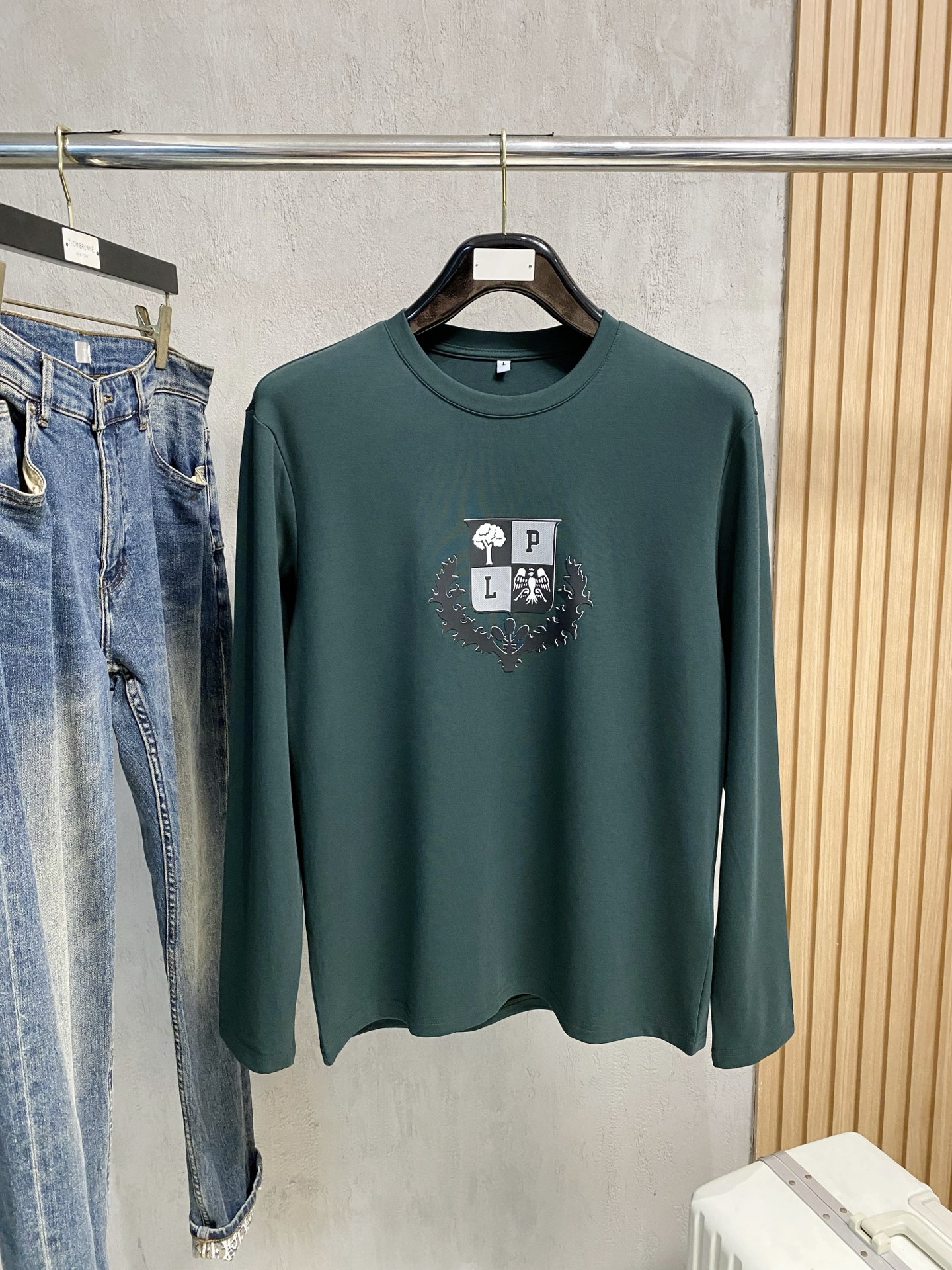 NO:524547,Lss Autumn [New Product] New Trade Order Round Neck Long Sleeve Base Shirt Long Sleeve T-shirt Internet Celebrity Style!  The upper body is comfortable and breathable, not stiff, and the overall three-dimensional sense is rich, and the quality export orders meet the simple needs of commuters for dress. The upper body is very effective, it looks slim and does not picky about the figure. The fabric workmanship... Improper, good craftsmanship can make you look good and tasteful, a must-have item for people with codes M-4XL, tees, t-shirt, alexander wang19860909Lss秋季【新品】新款贸易订单圆领长袖打底衫长袖T恤网红款！上身舒适透气,不僵硬,整体有着丰富的立体感,品质出口订单,满足通勤人们对于着装的简约需求,上身效果很好,显瘦,不挑剔身材.面料做工....无可挑剔,好工艺好面料才能穿出好品味一款,人手必备单品 码数M-4XL,,tees，t-shirt,alexander wang,Men's clothing